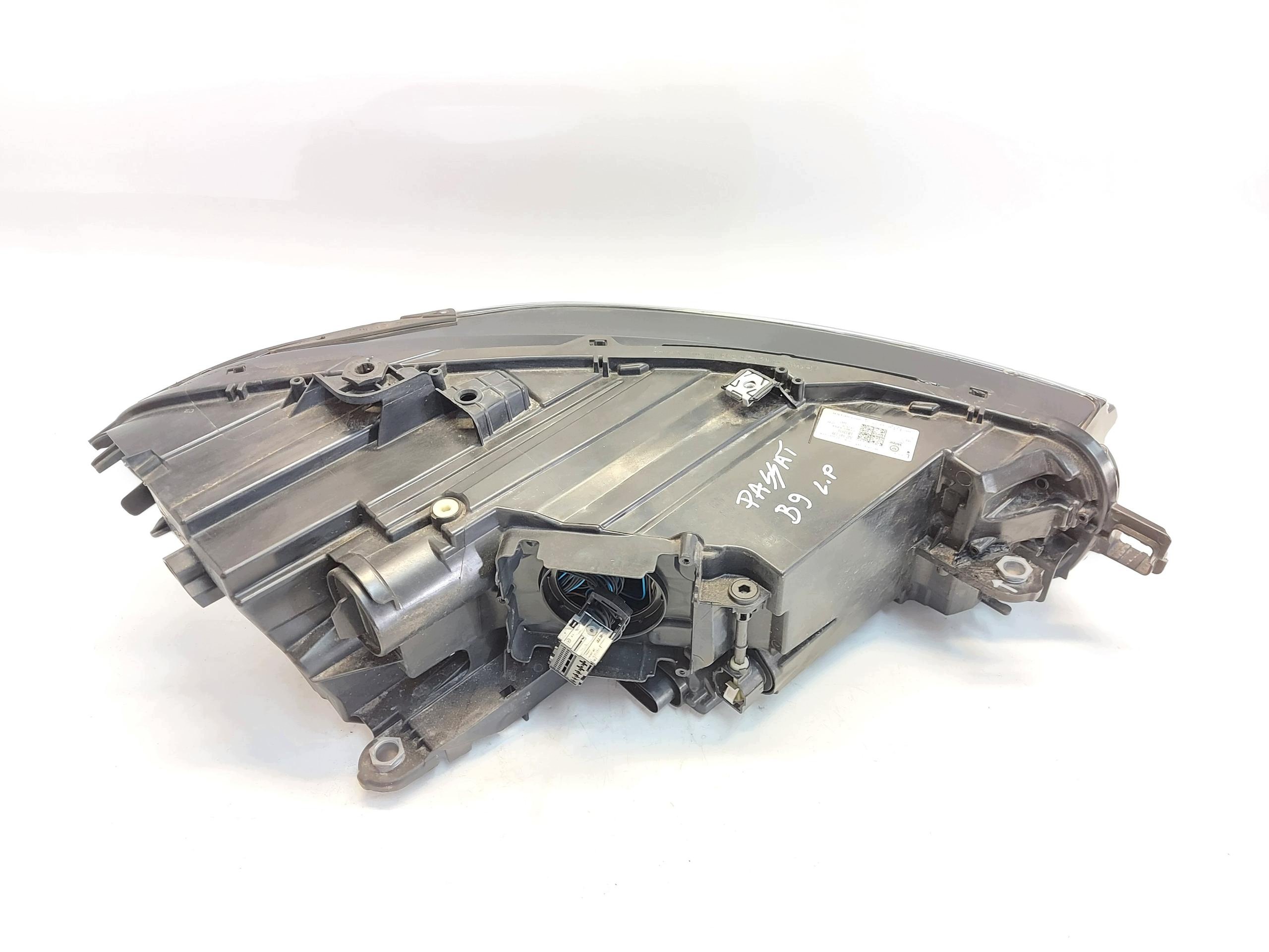 VW Passat R B9 3J0 2025r light left front front RHD 3j2941035