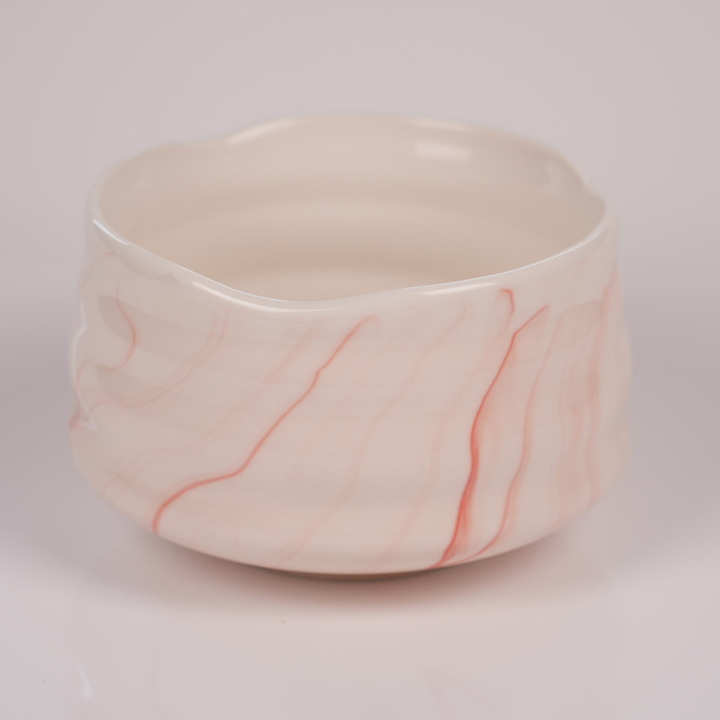 Chawan Akai Kohaku – šálek do matchy s motivem červených mraků