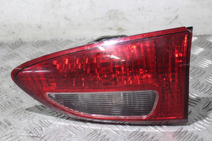 ФАРА ПРАВА ЗАДНЯ В СТУЛКА SUBARU TRIBECA