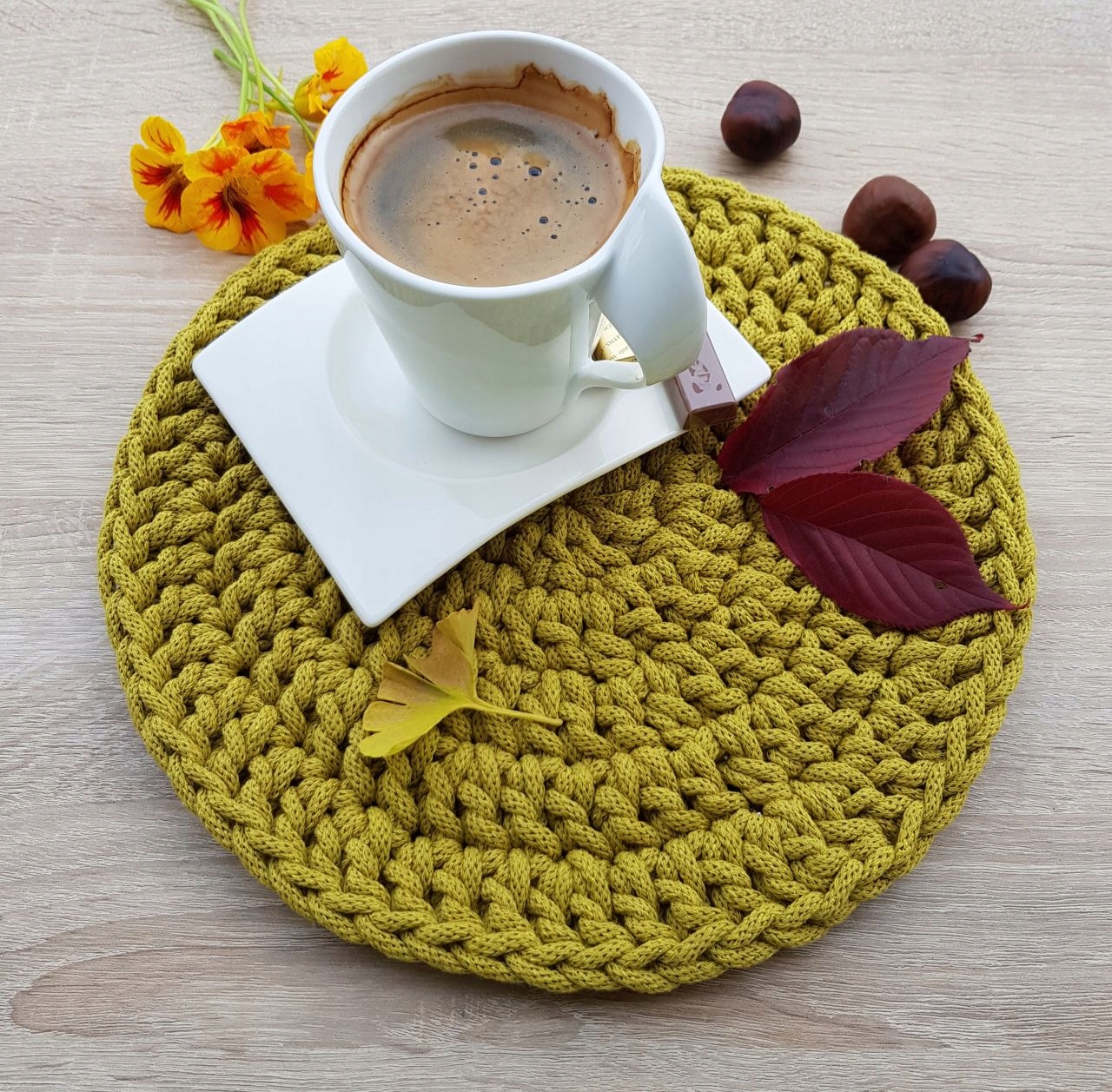 Dvě kulaté prostírání na stůl