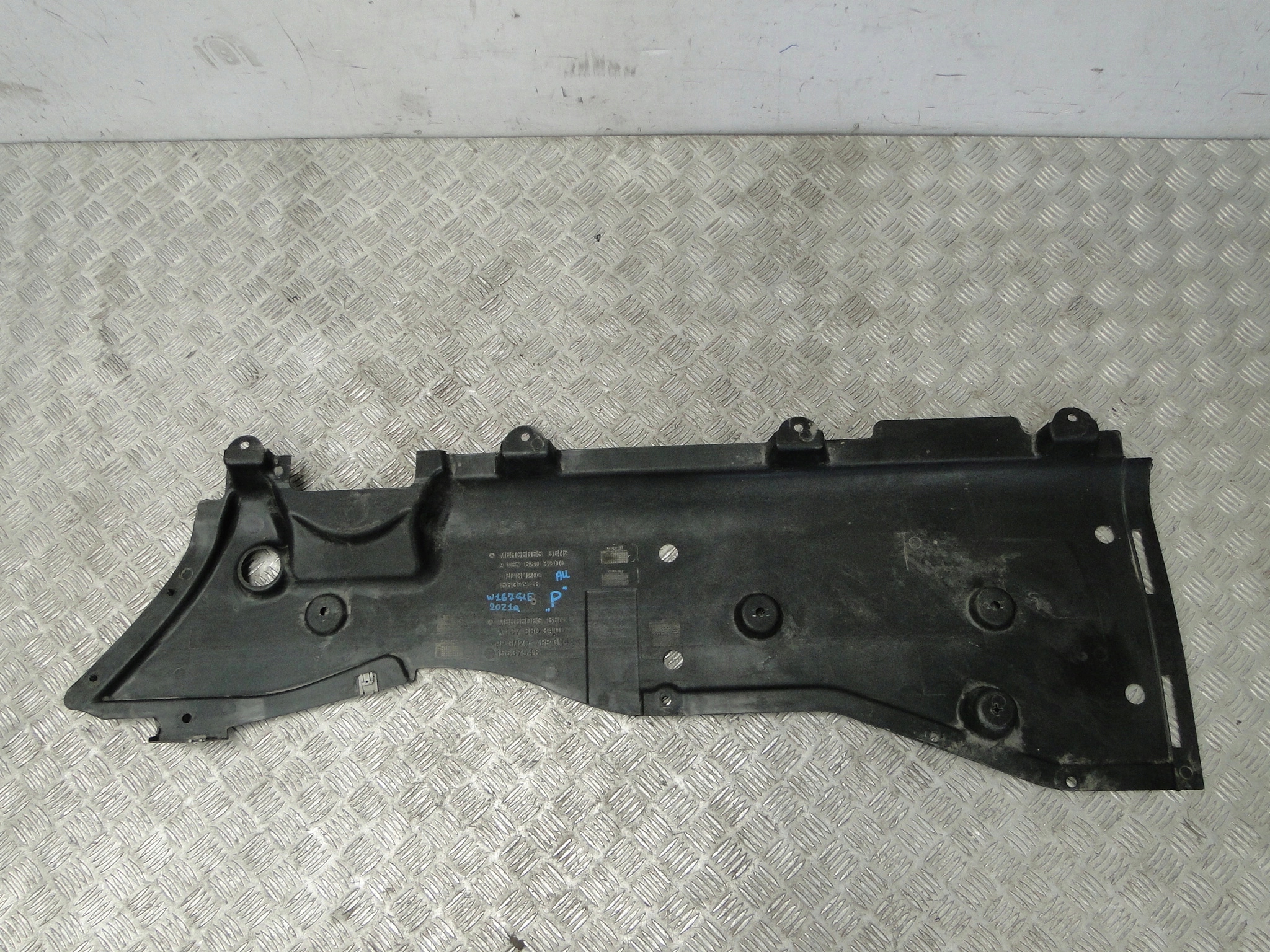 OSŁONA PODWOZIA PRAWA MERCEDES GLE W167 2021 A1676803400 Producent części Mercedes-Benz OE