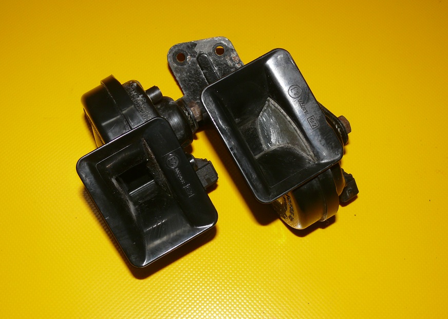 KLAKSON KLAKSONY AUDI S6 A6 C5 4.2 V8 4B3951221 8D0951223