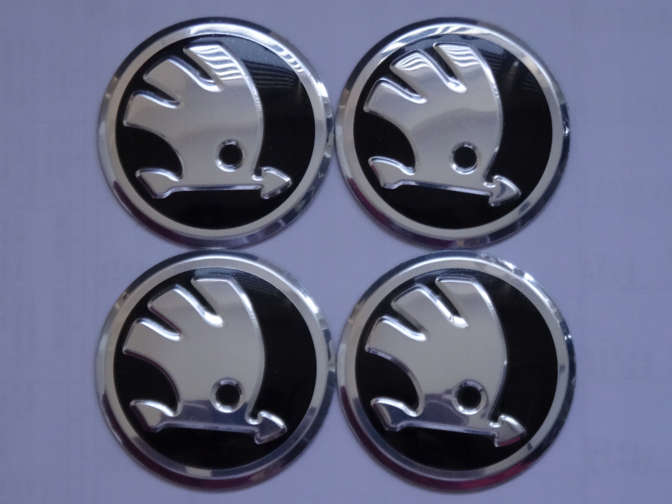 

4x Aluminiowe naklejki na dekielki Skoda 56mm czar