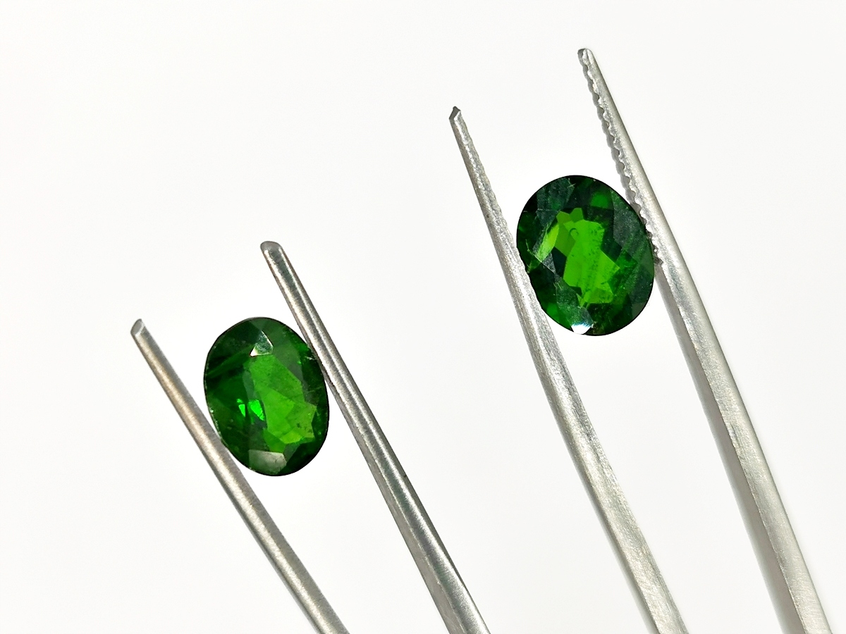 chromové diopsidy pár 3,24 ct 9 mm x 7 mm certifikát