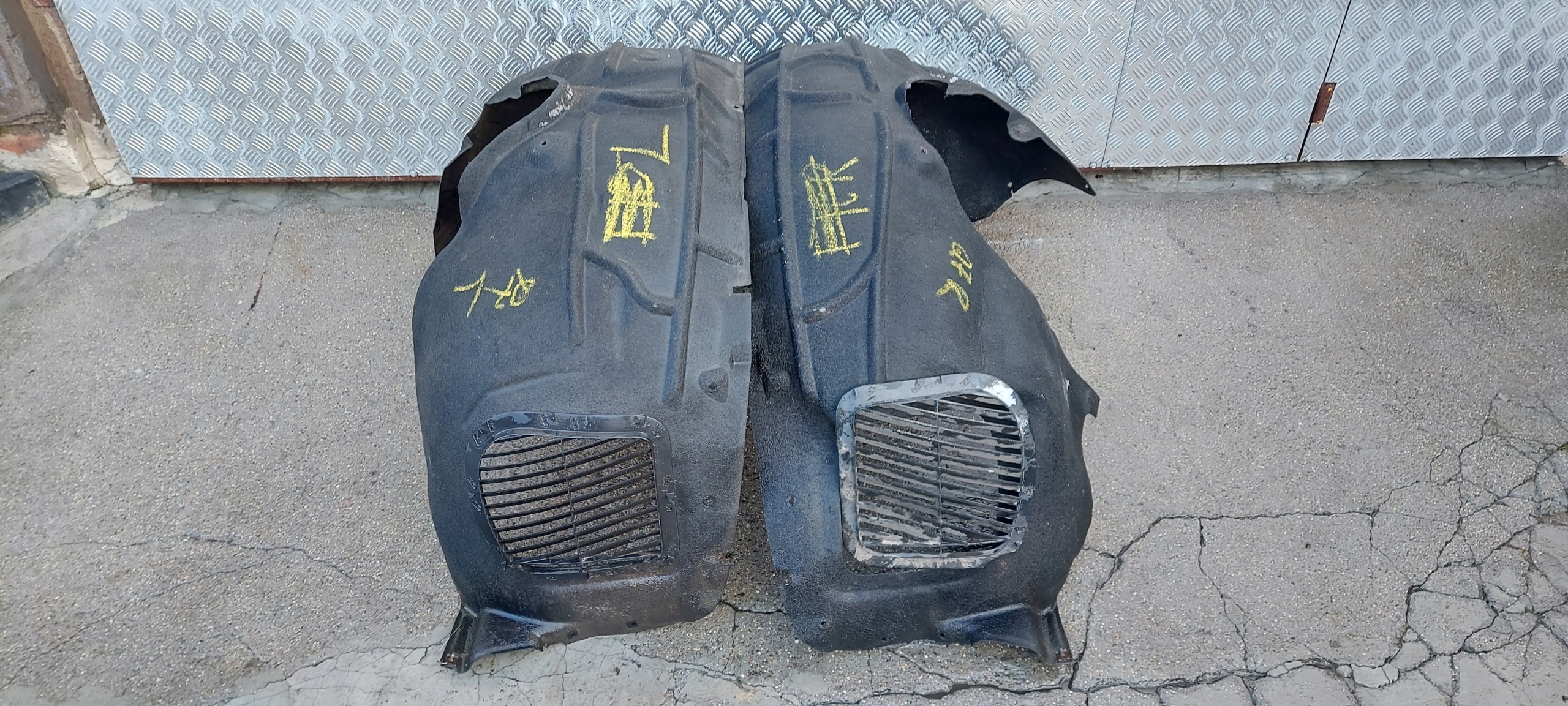 ПІДКРИЛЬНИК ЗЛІВА AUDI Q7l 05-15