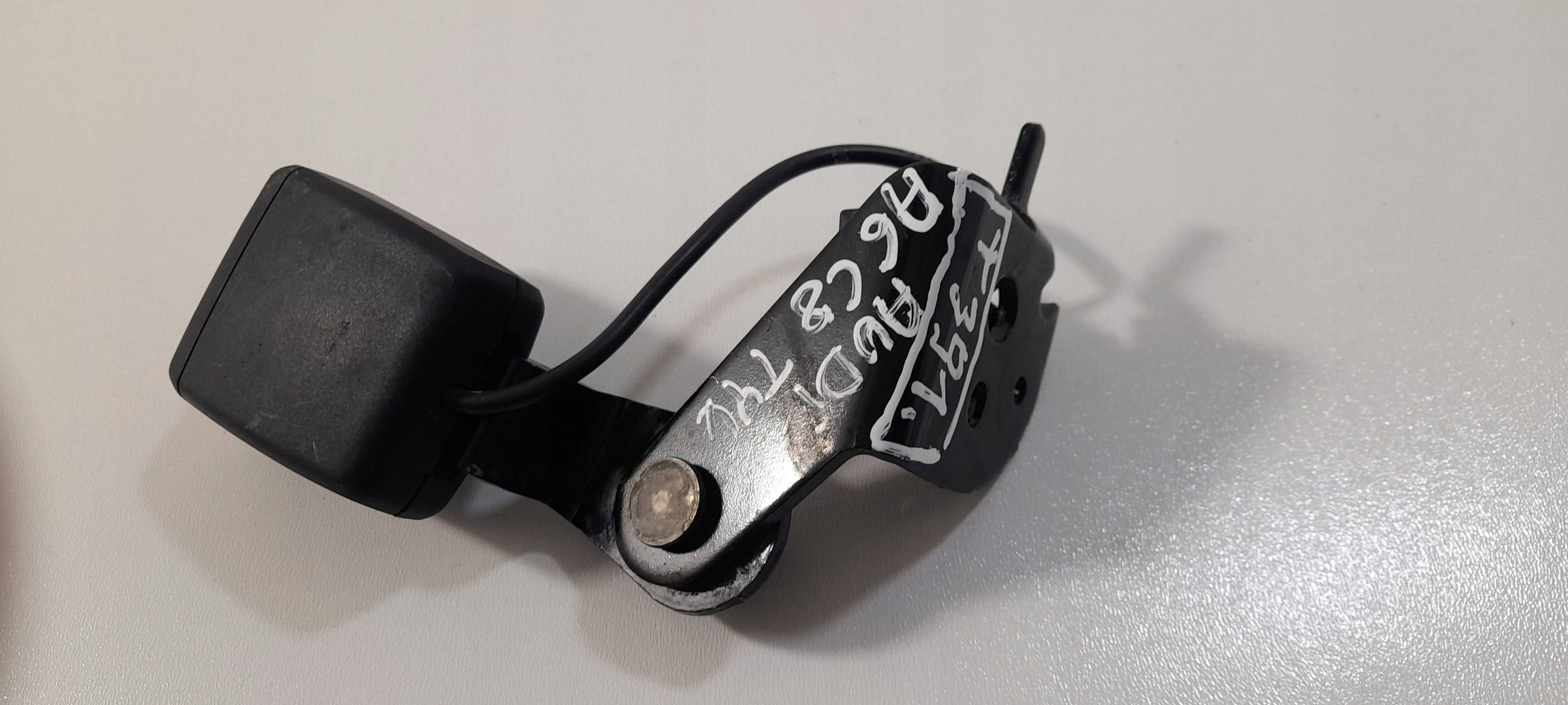 Audi A6 S6 C8 4K Fixation arbre ceintures sécurité Arrière 4K8857740AJ (T391)