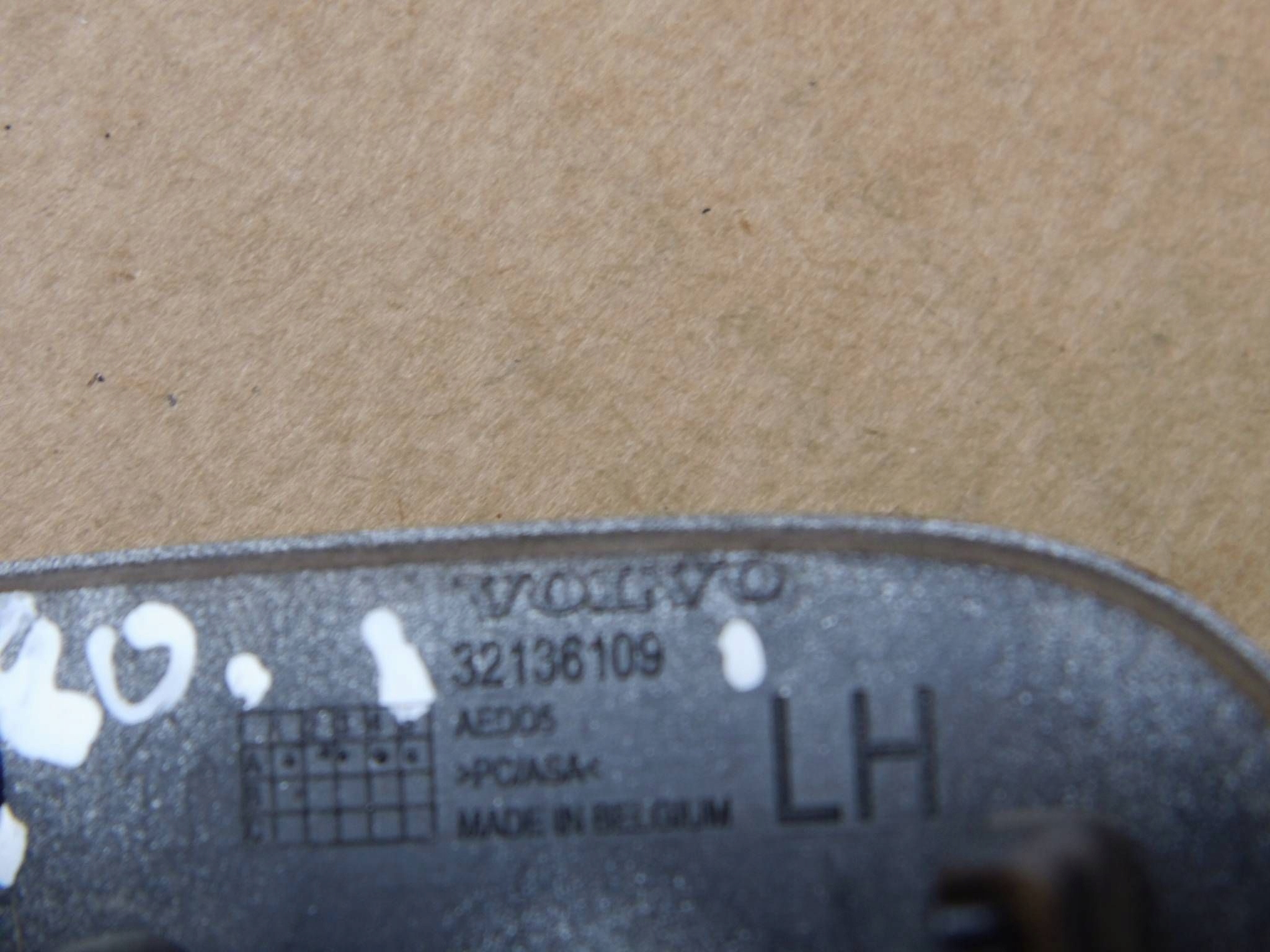 Volvo XC40 spoiler of the washer lights left front front 32136109