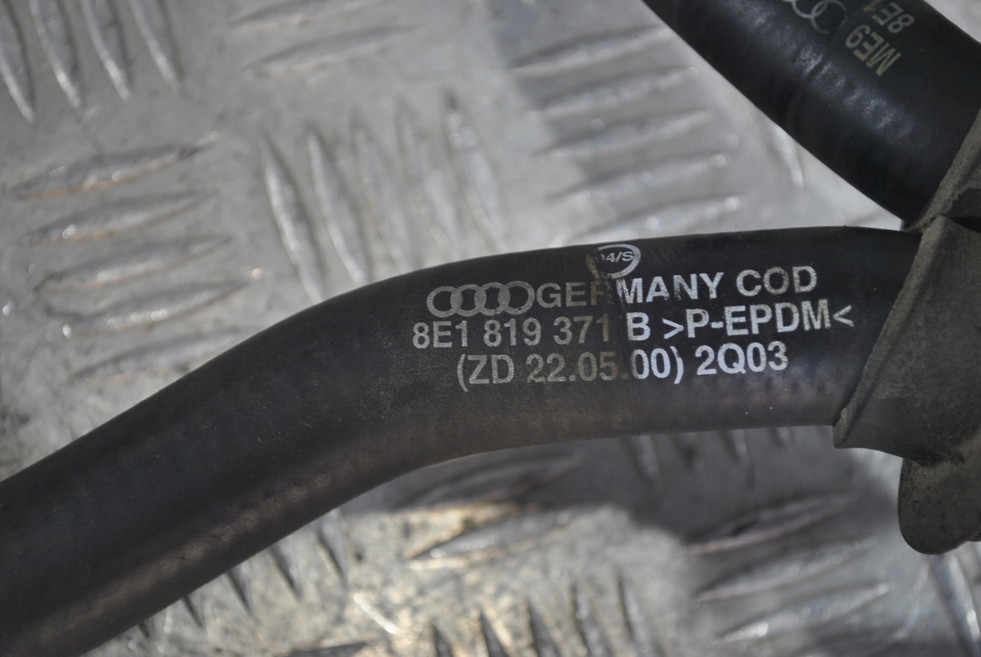 WĘŻE PRZEWODY WODY NAGRZEWNICY AUDI A4 B6 1.8T BFB Numer katalogowy części 8E1819371B 8E1819373R