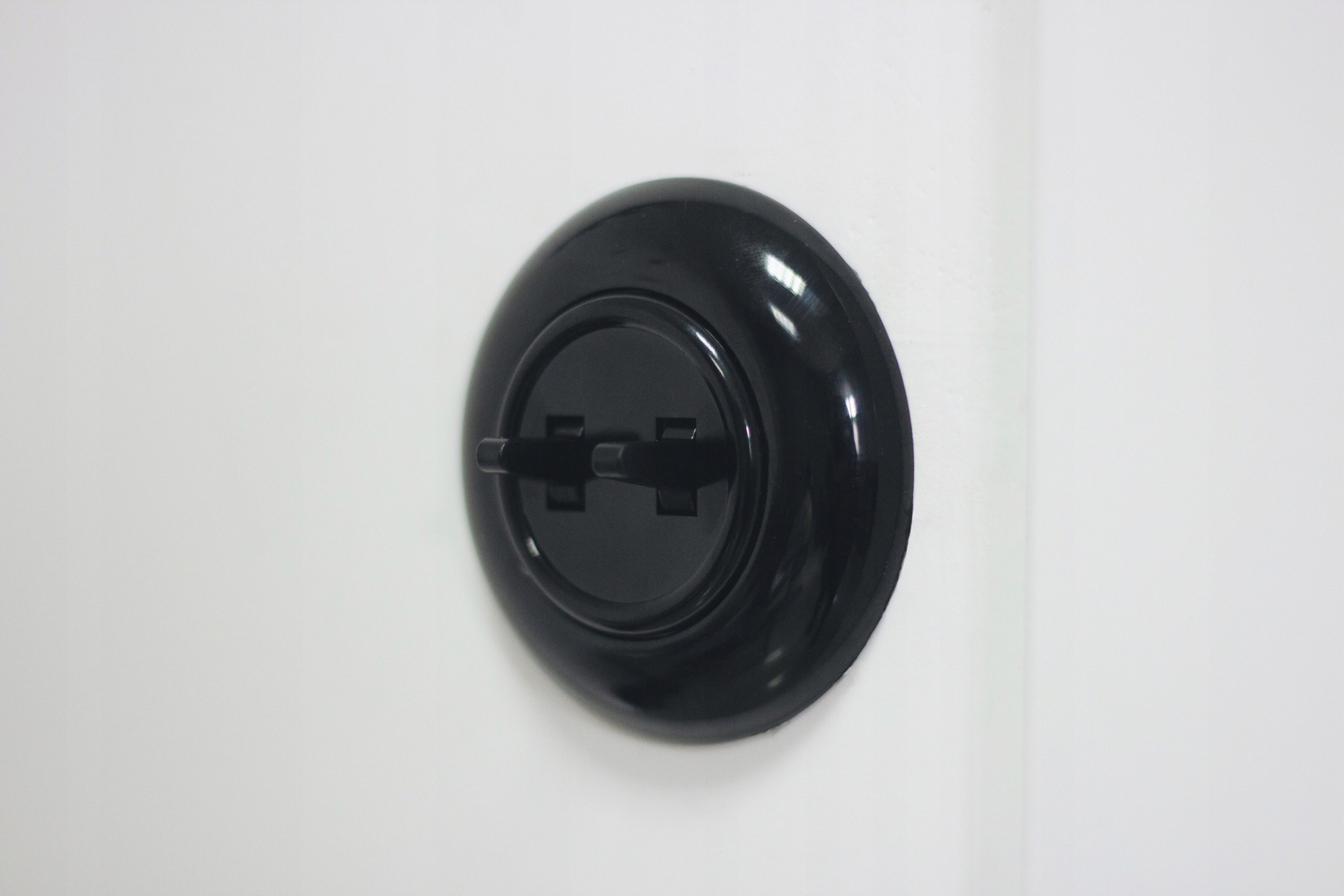 Trzy gniazda pojedyncze retro z ramką biały styl loft Kolor biały