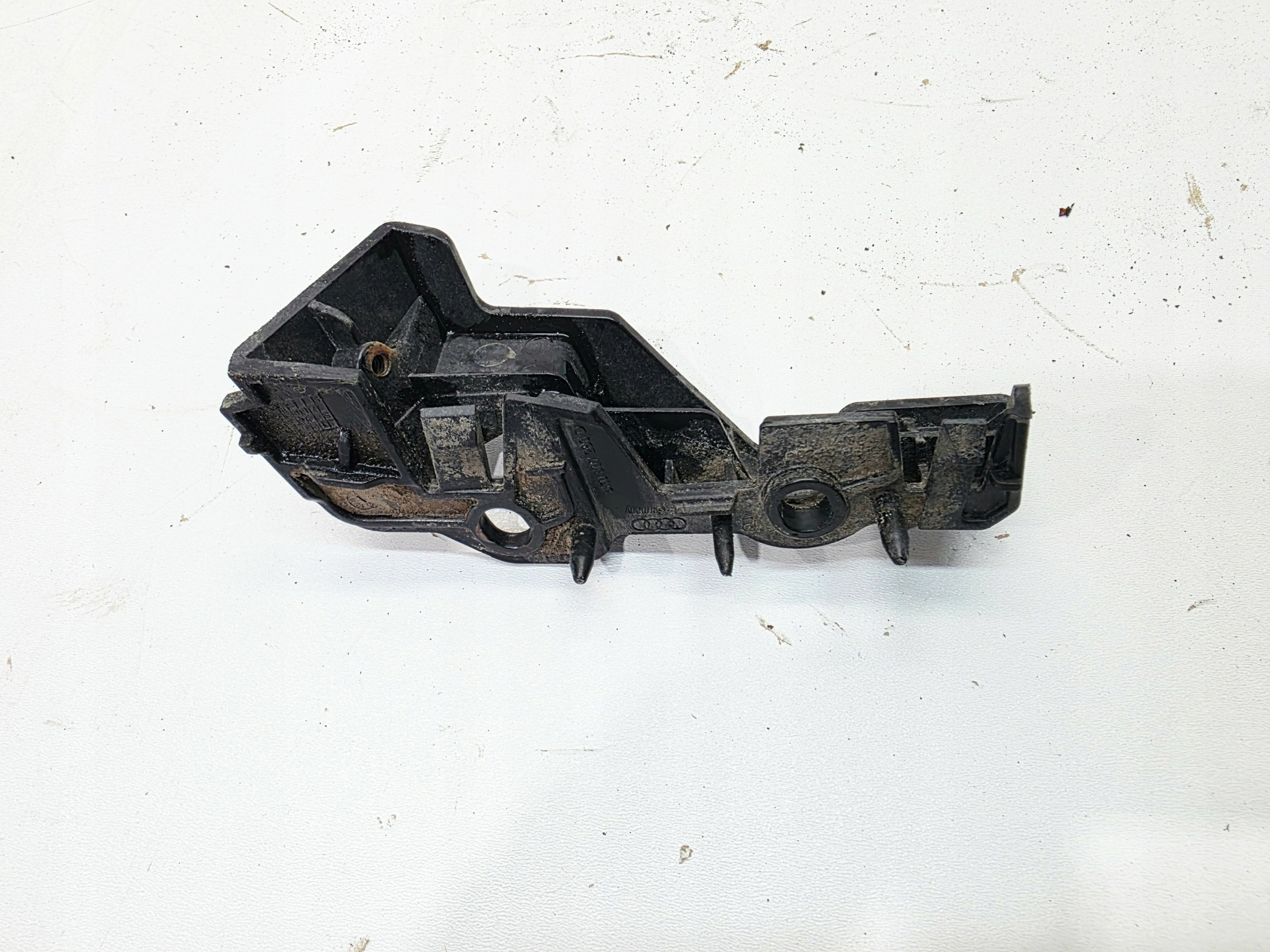 support holder of a bumper left front AUDI A4 B8 LIFT ALLROAD 8K0807283D