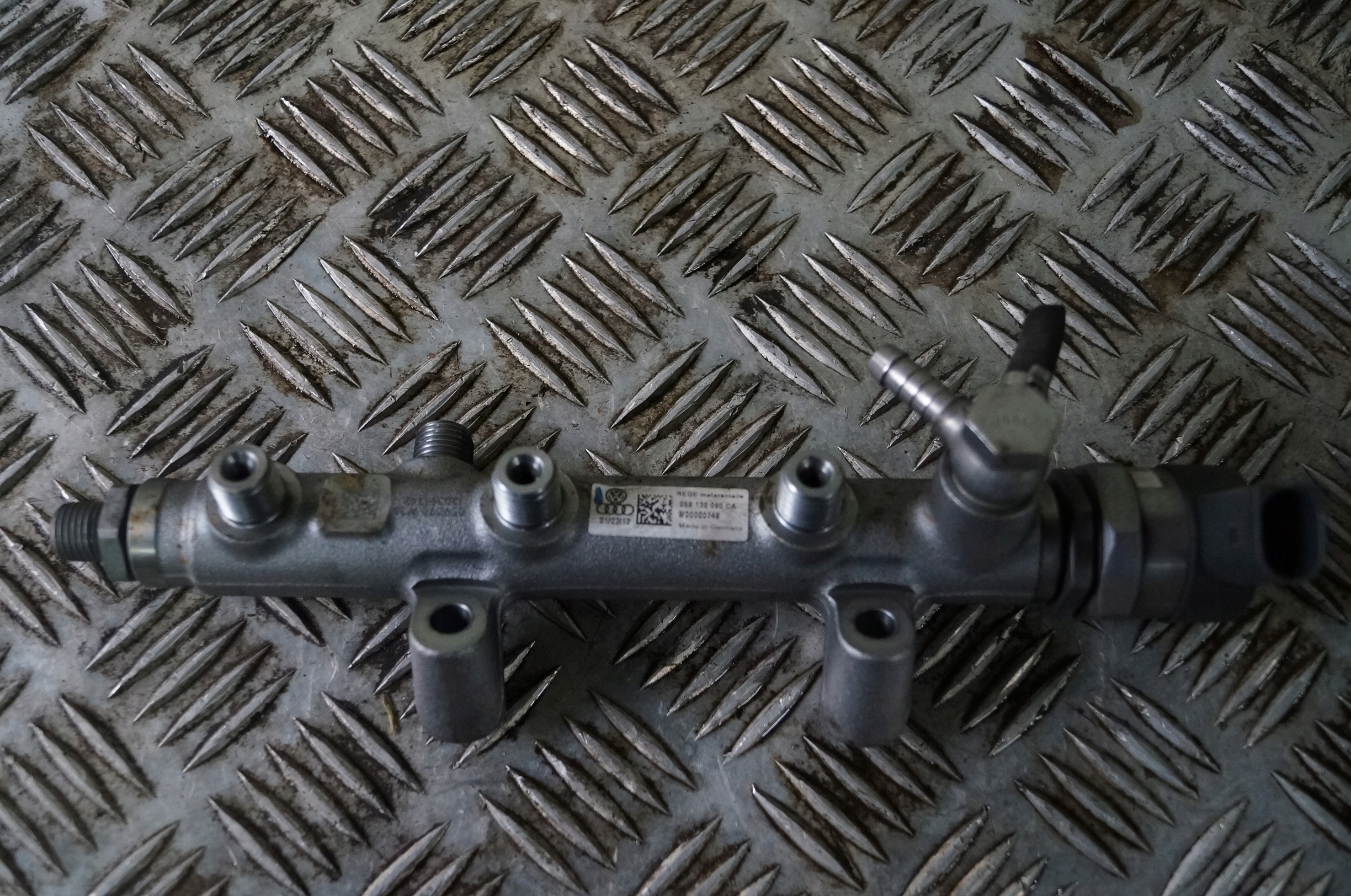 Audi OE 059130090CA топливная рейка