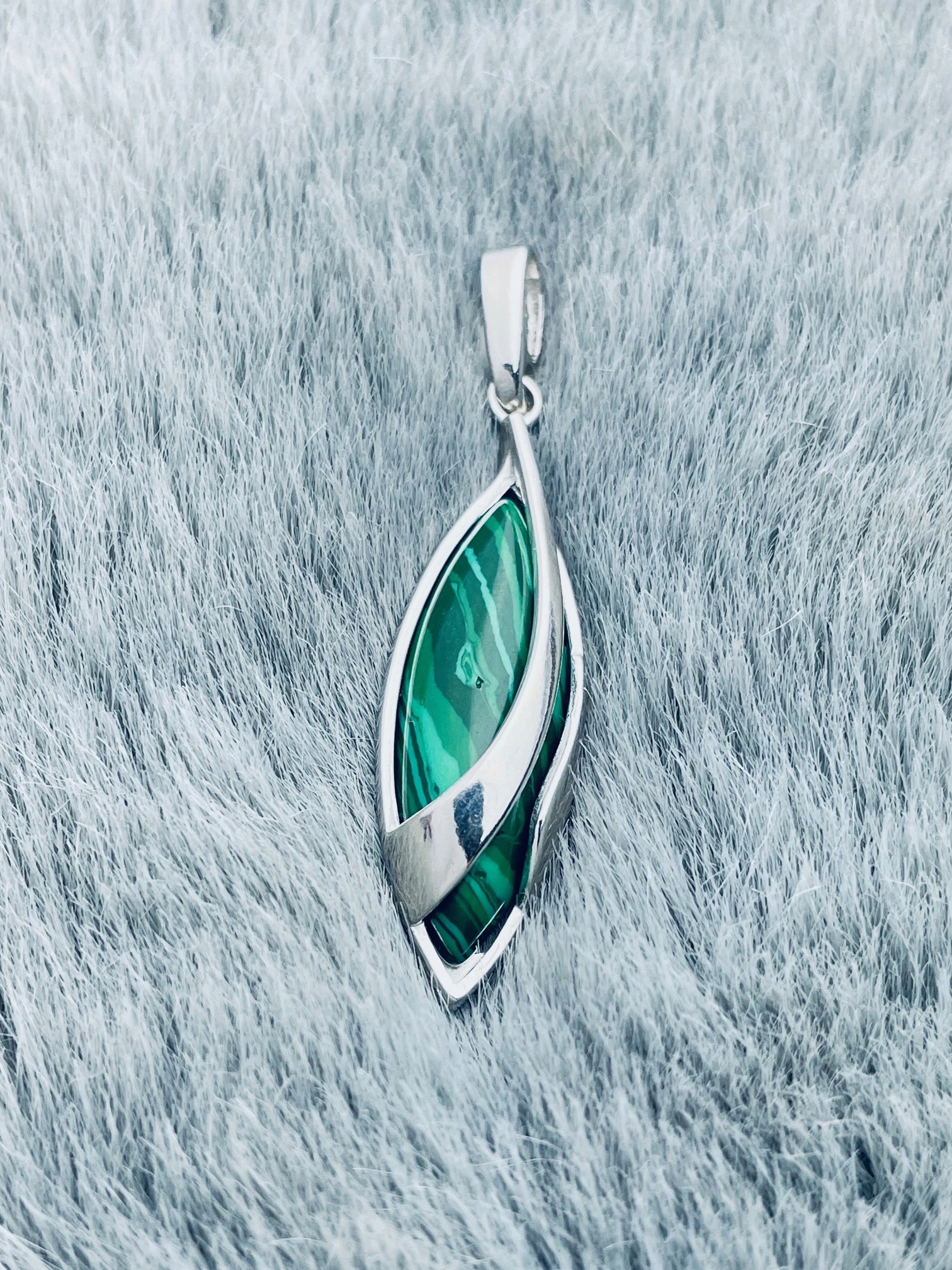 Stříbrný přívěsek s přívěskem kočičí koko zelený obsidián