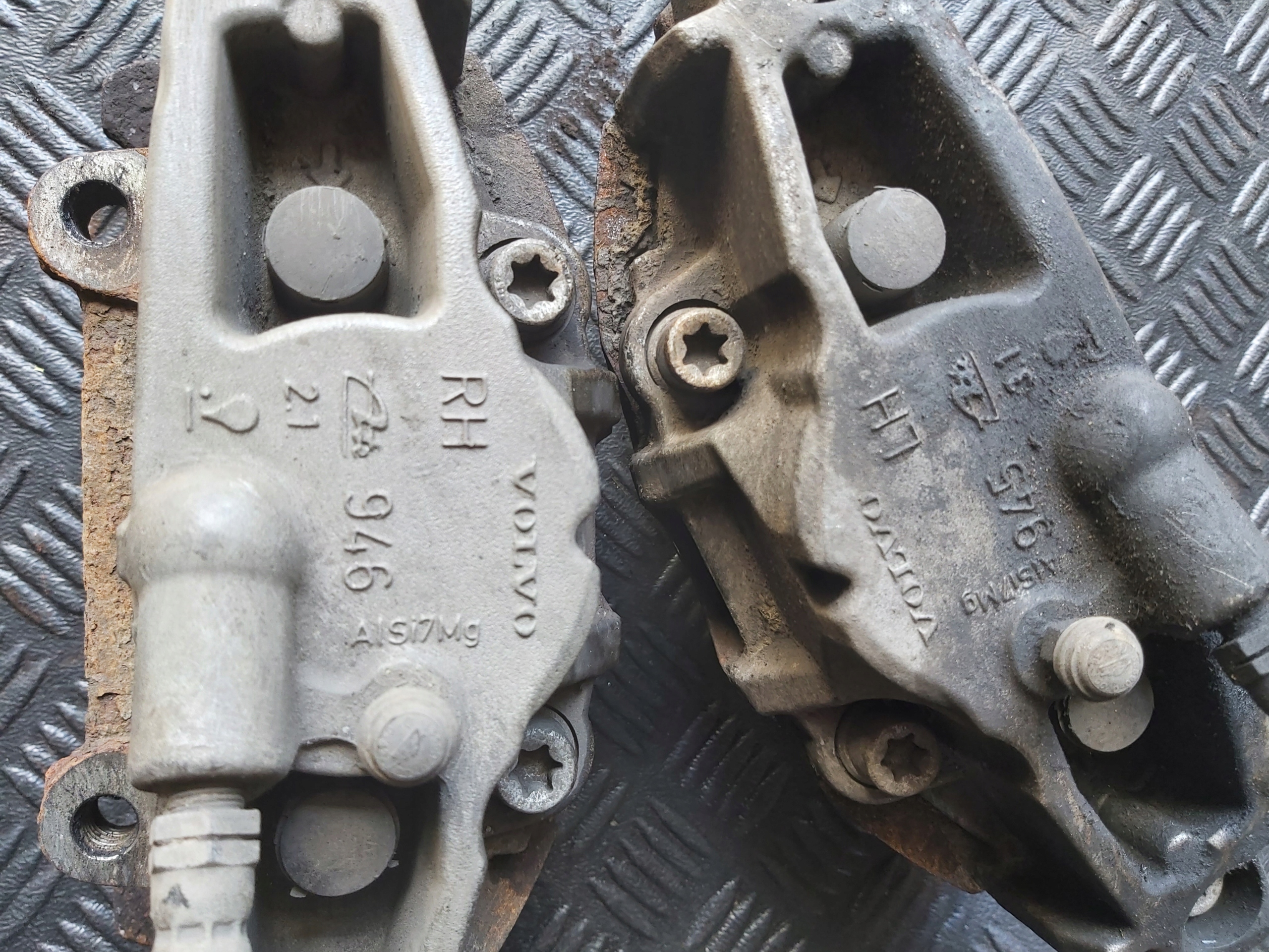 caliper front left right VOLVO XC70 II 2.4 D