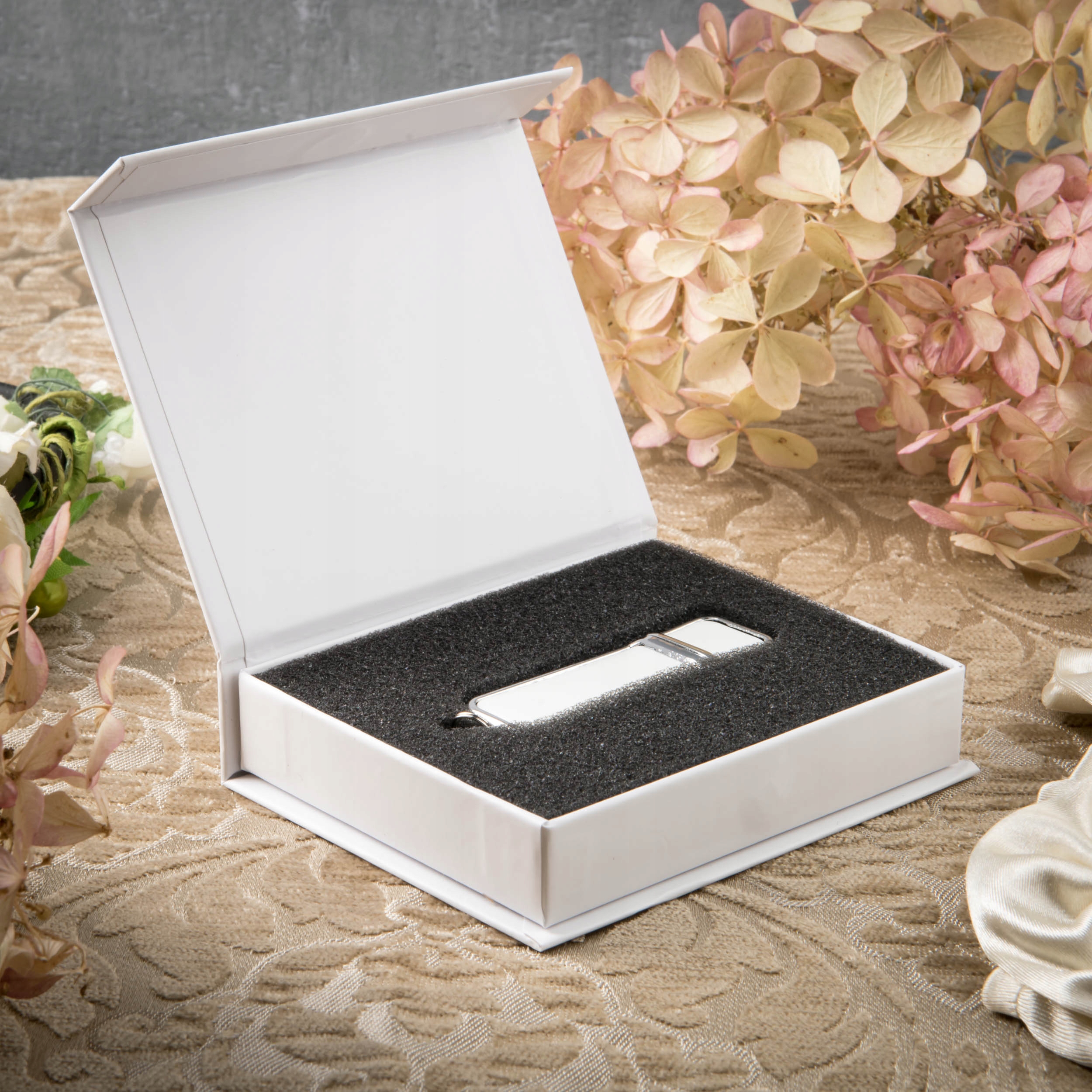 Pendrive Skórzany 4 GB USB 2.0 + białe pudełko na magnes + Grawer I KOMUNIA Interfejs USB 2.0