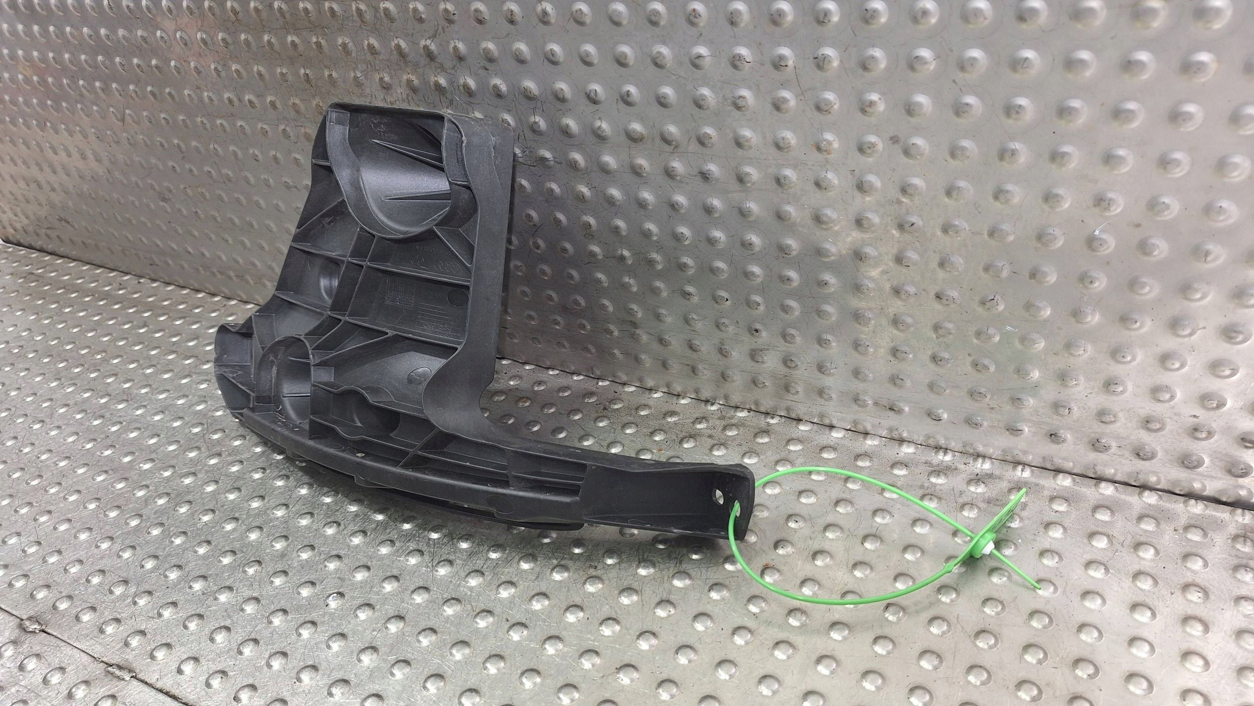bumper bracket left rear part 4J3807125 AUDI E-TRON GT