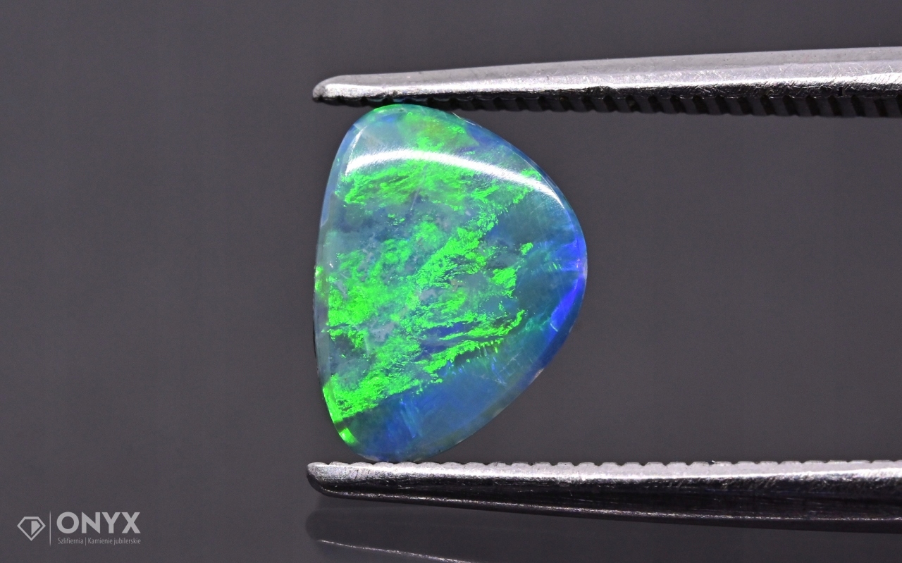 Opal Australská konvexní deska dublet nepravidelný