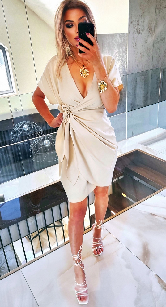 .SUKIENKA BEŻOWA ELEGANCKA KOPERTOWA WYSZCZUPLAJACA Z MARSZCZENIAMI 34 Rozmiar XS