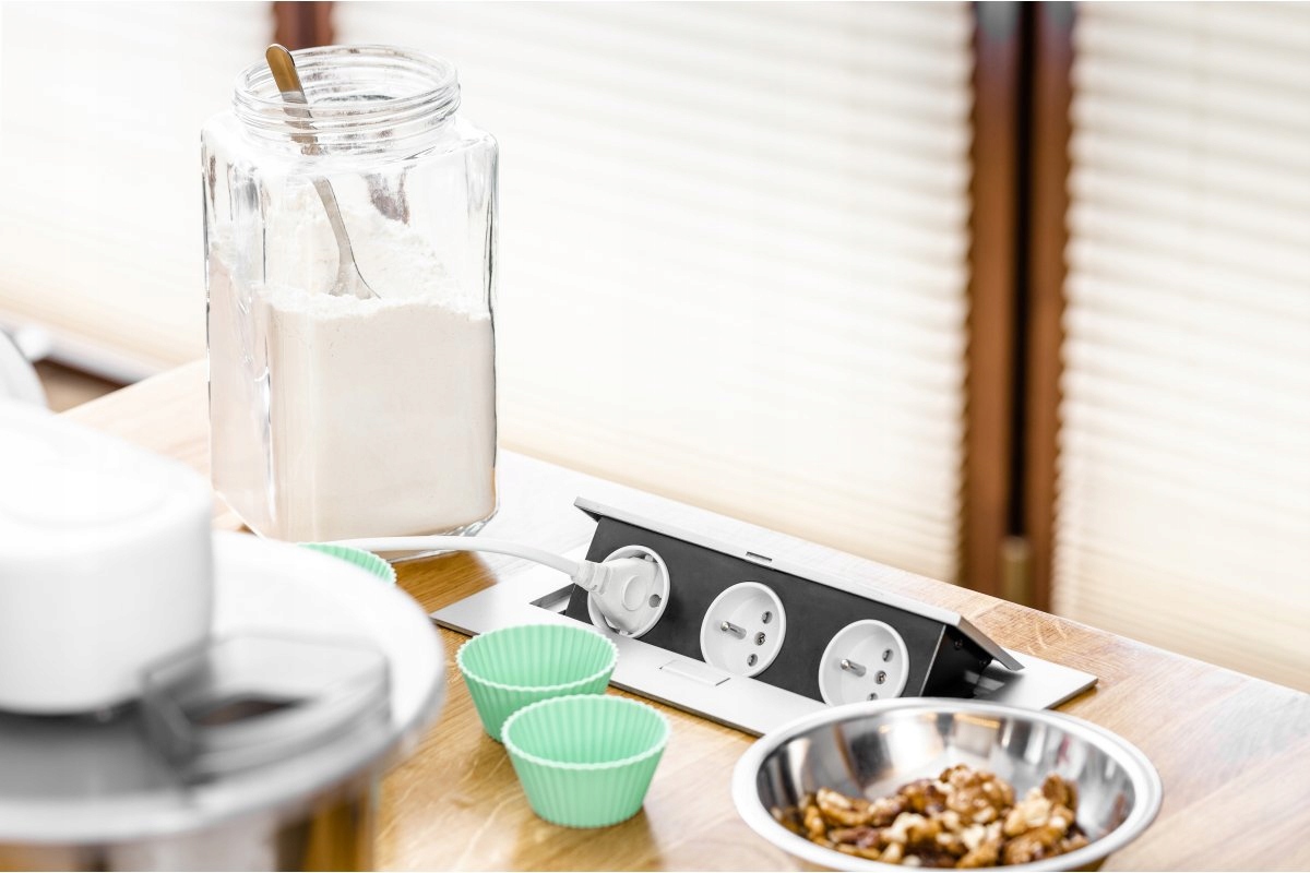 Prodlužovací kabel, zapuštěná stolní zásuvka 3x230V, hliník