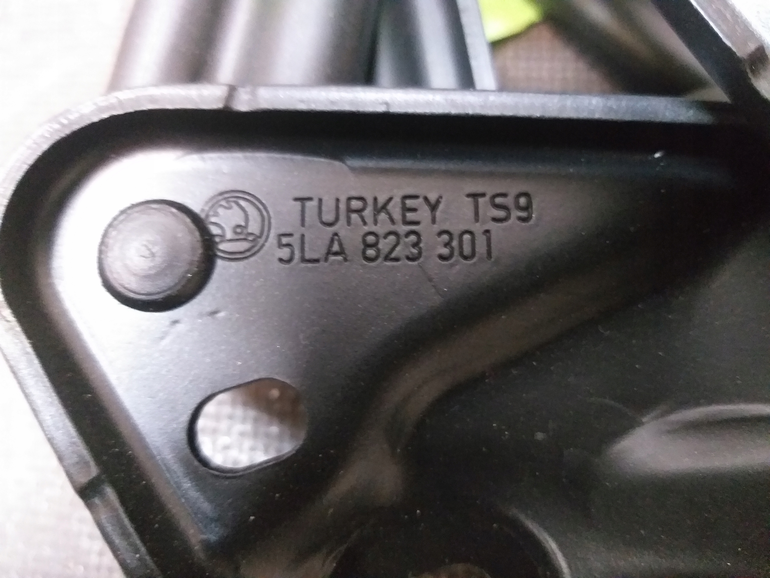 hinge hinges bonnet SKODA ENYAQ 5LA823301