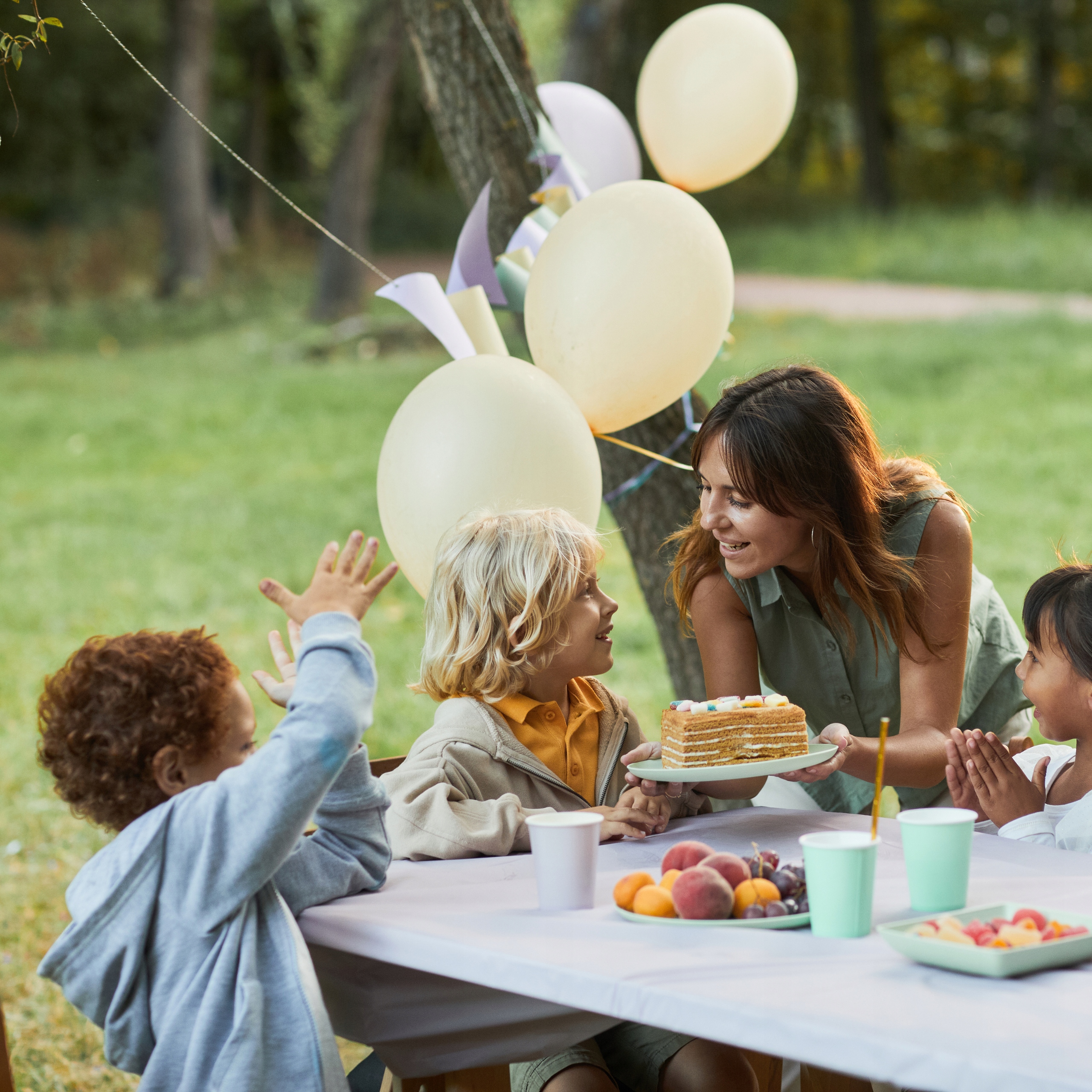 STÓŁ OGRODOWY ROZKŁADANY SKŁADANY CATERINGOWY BANKIETOWY BIAŁY DUŻY 180cm Kolor dominujący biały
