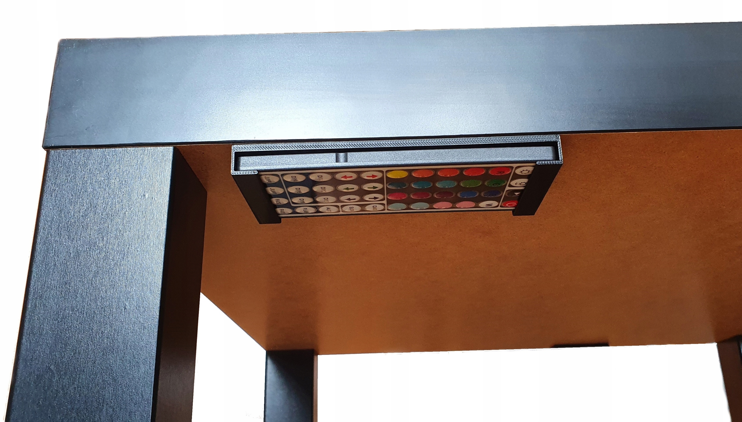 UCHWYT NA PILOT DO TAŚMY LEDOWEJ LEDÓW RGB DAMING Głębokość mebla 80 cm