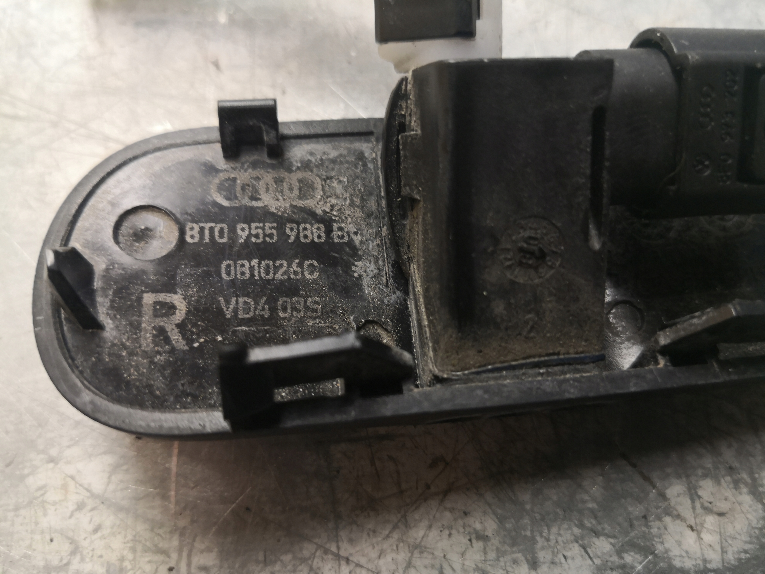 DYSZA of the washer bonnets left right AUDI A4 B8