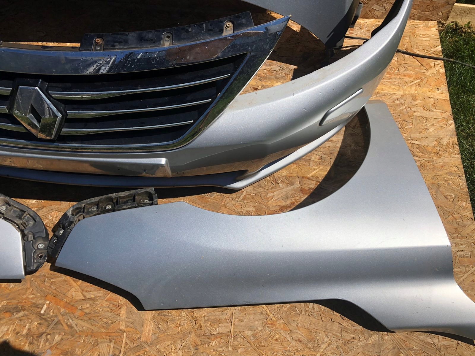 BŁOTNIK PRAWY PRZÓD RENAULT LATITUDE TEKXC