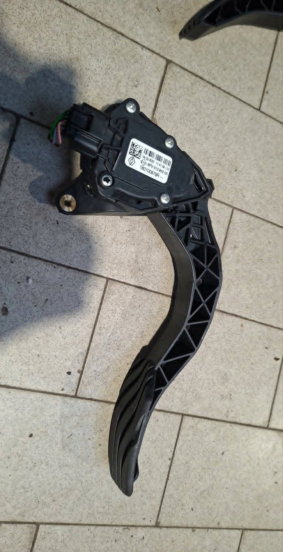 accelerator pedal Renault Captur II 180100879R