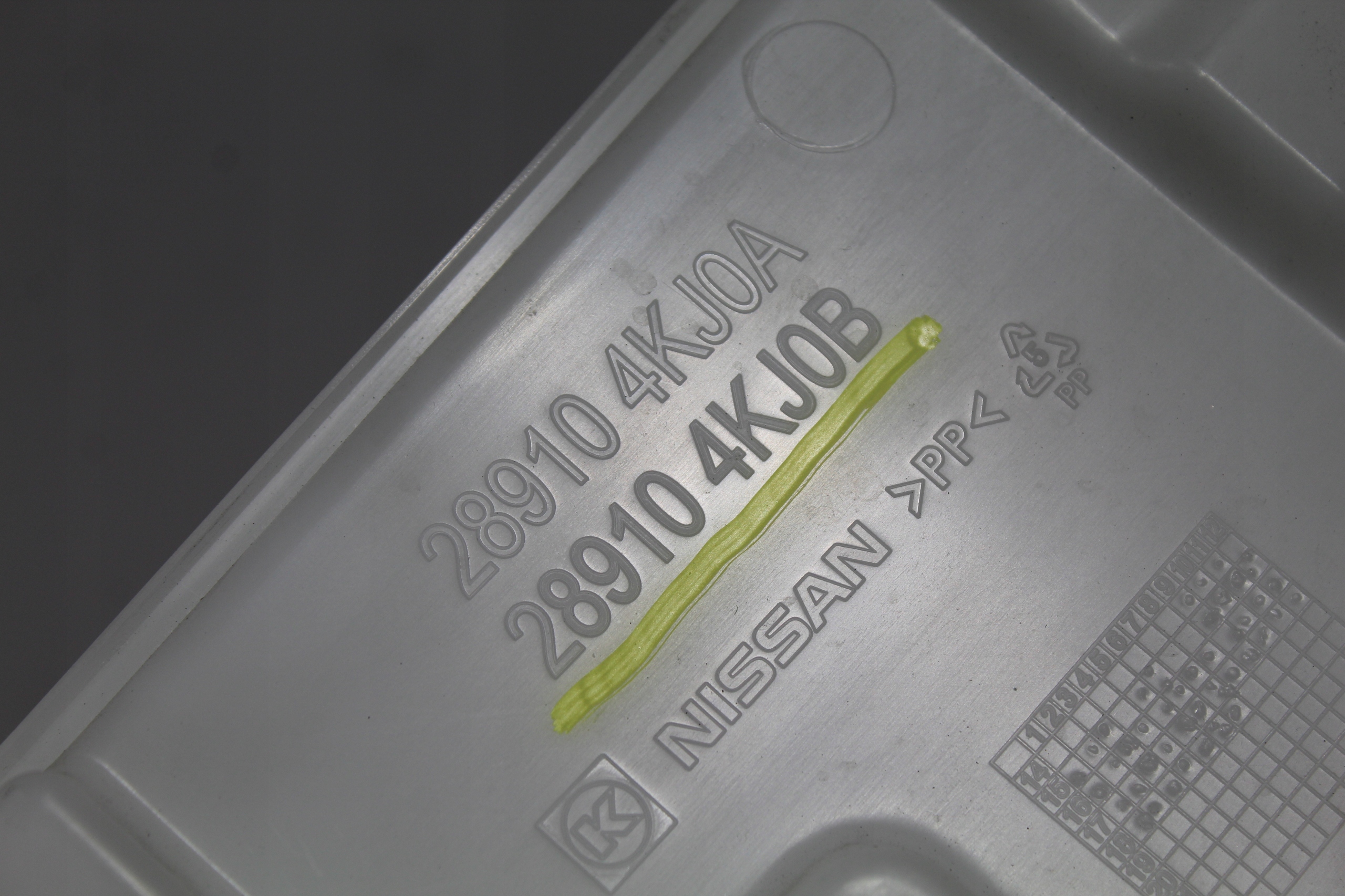 washer fluid tank RENAULT ALASKAN