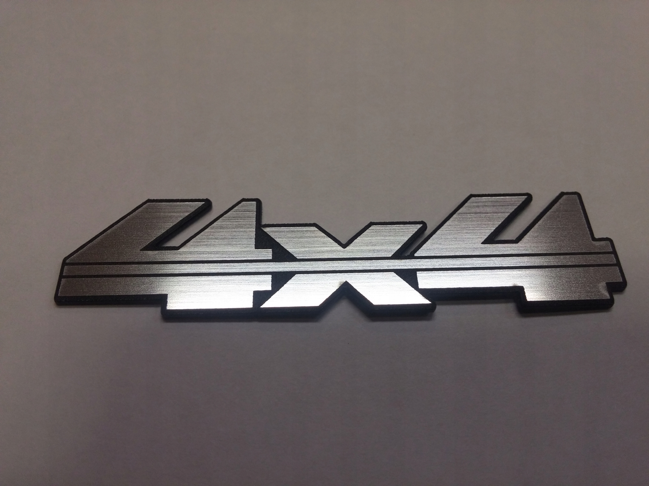 

4 x 4 naklejka emblemat 66 x 12 mm * Srebrna