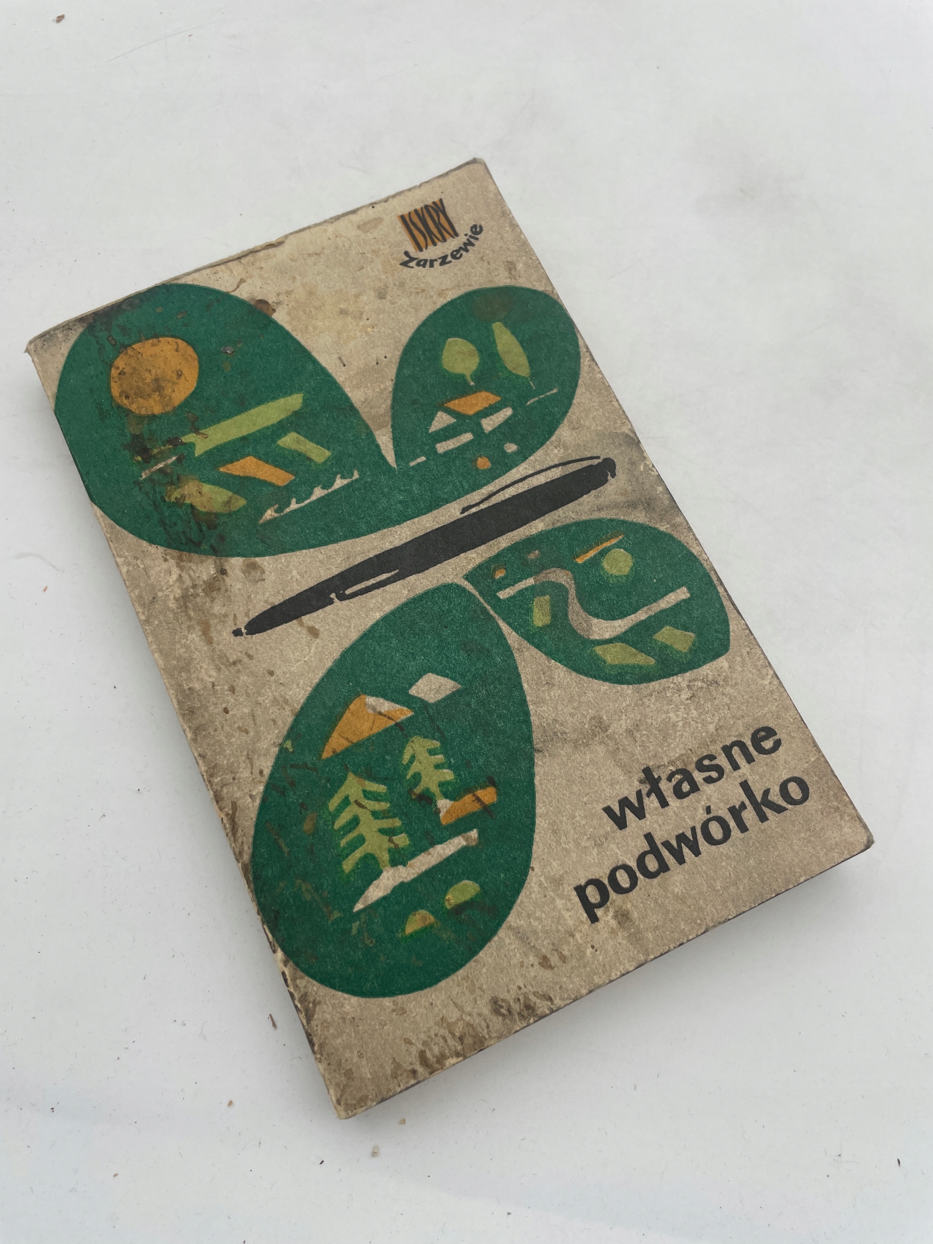 Własne podwórko. Praca Zbiorowa.