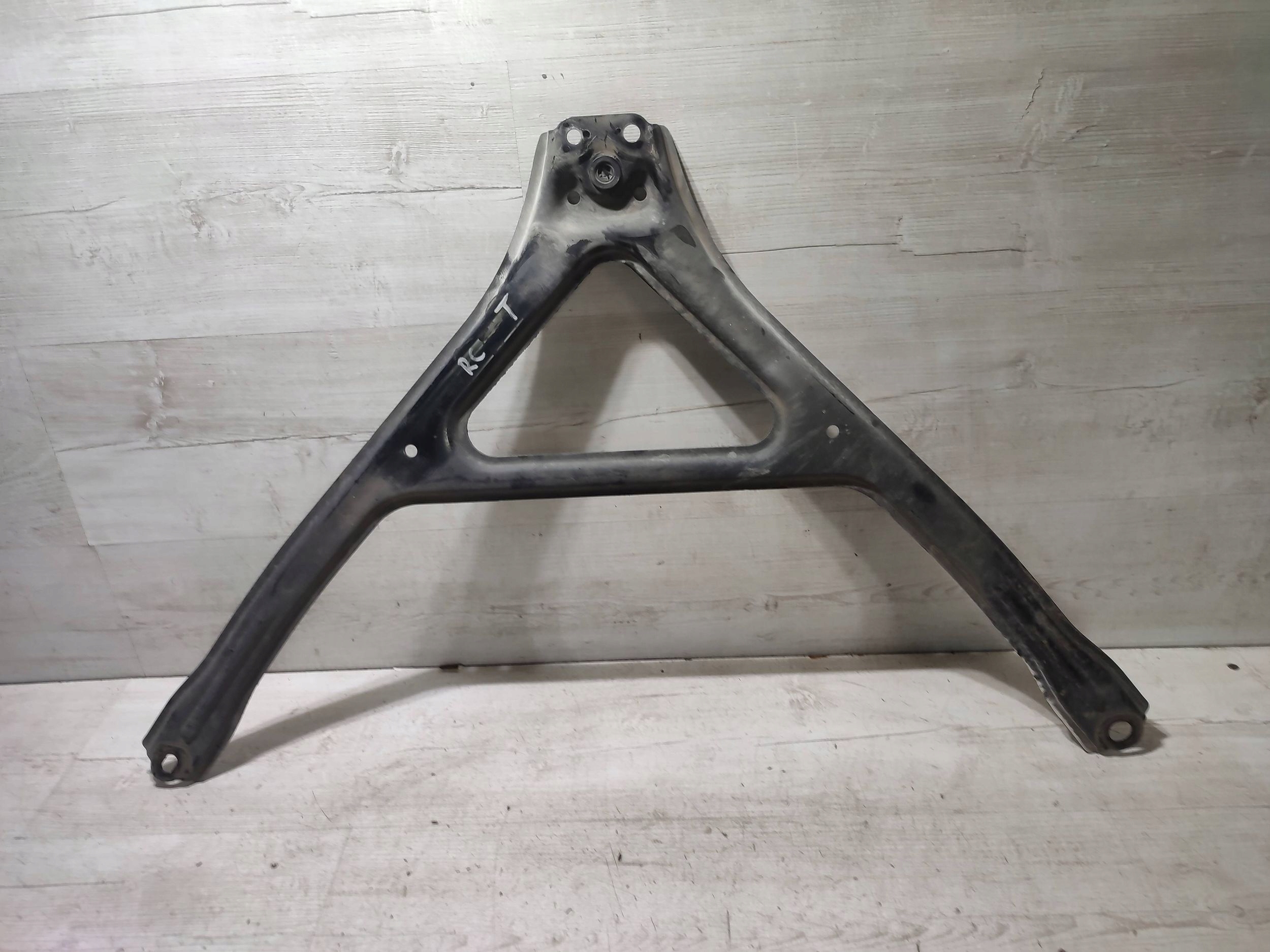 Lexus RC 2019 Z tylu holder bracket zwieszenia