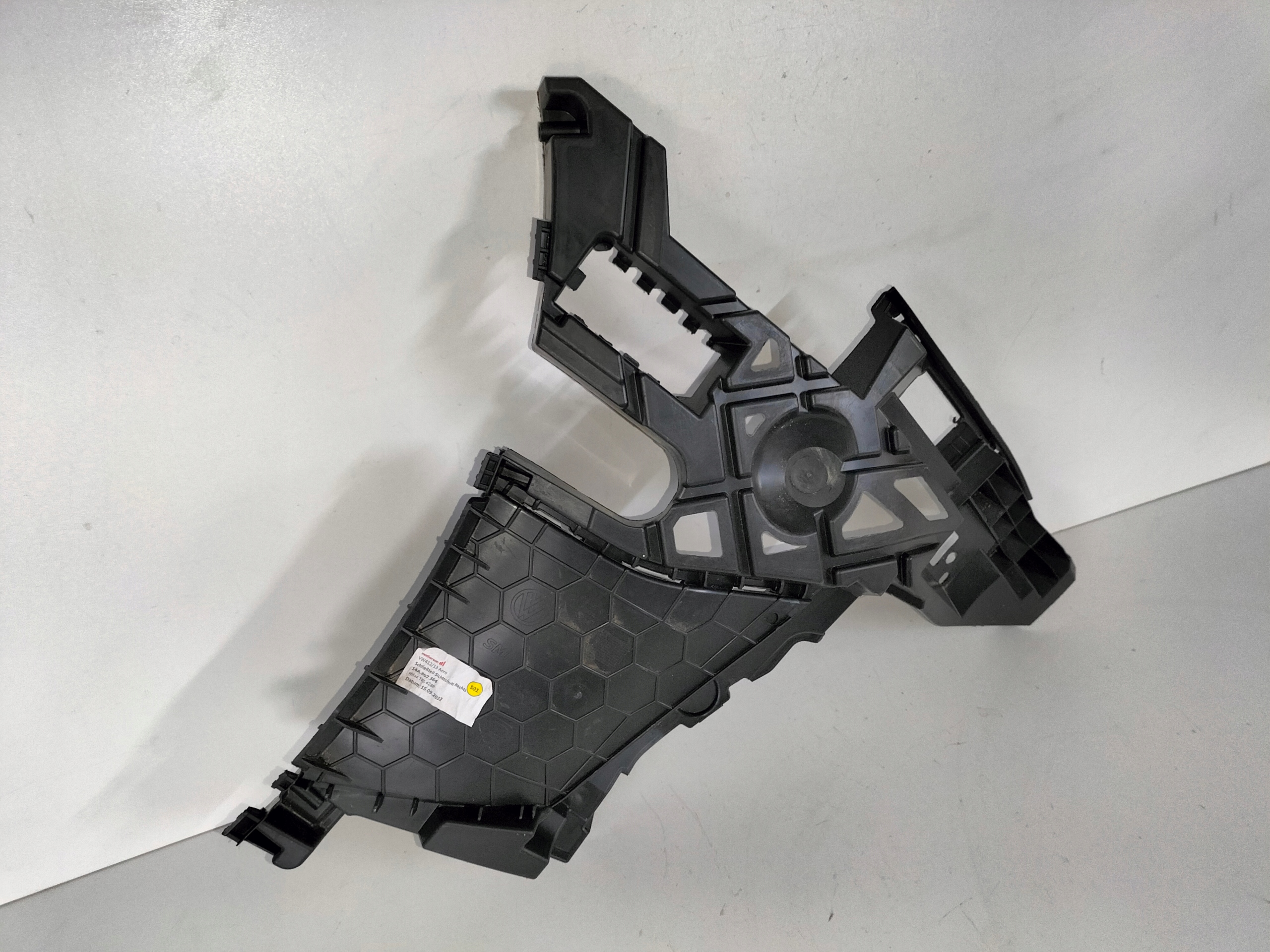 support holder of a bumper front right VW ID7 AERO 213 22