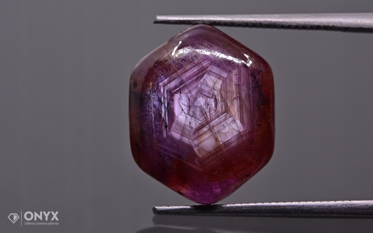 Rubín konvexní nepravidelná dlažba 15x12,5 mm