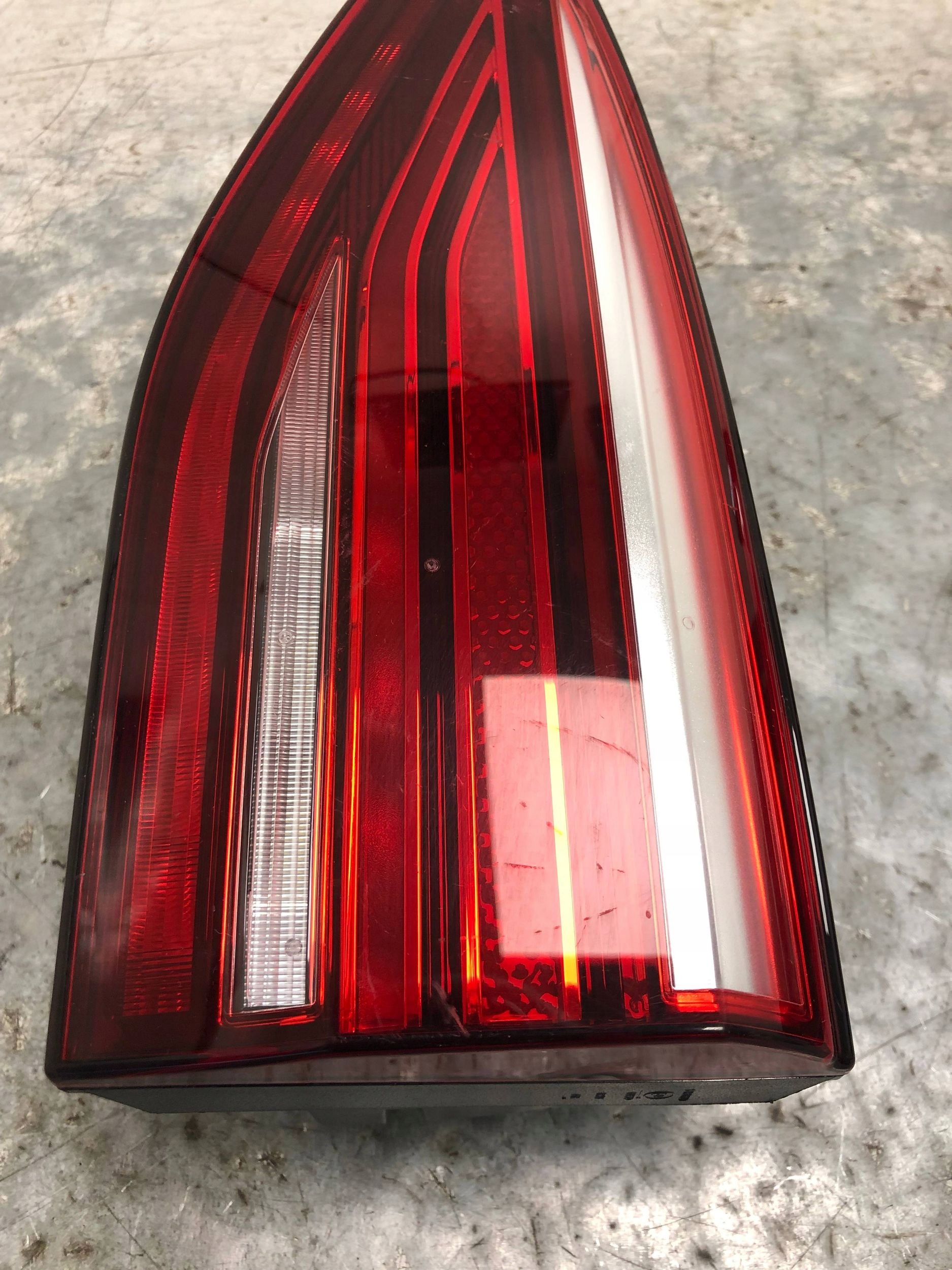 light right rear part to the bonnet VW T7 7T0945094