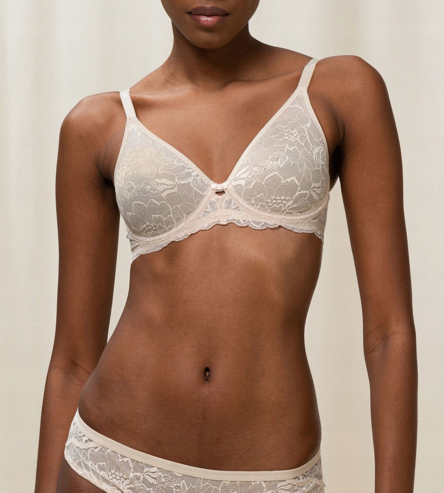 Triumph – Amourette Charm W02 – světle béžová – 70 g