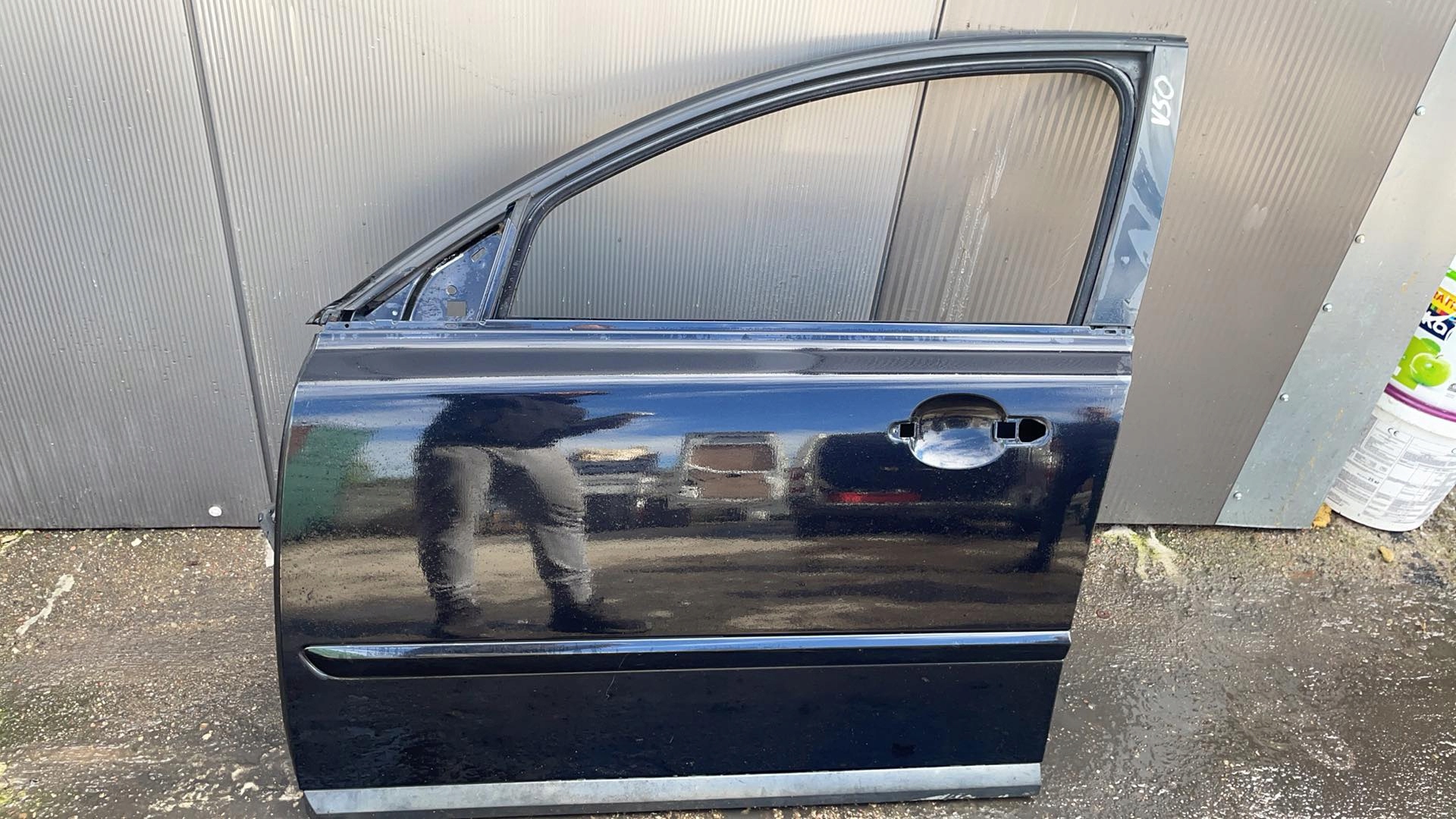 V50 S40 передняя дверь левая передняя стекло черный