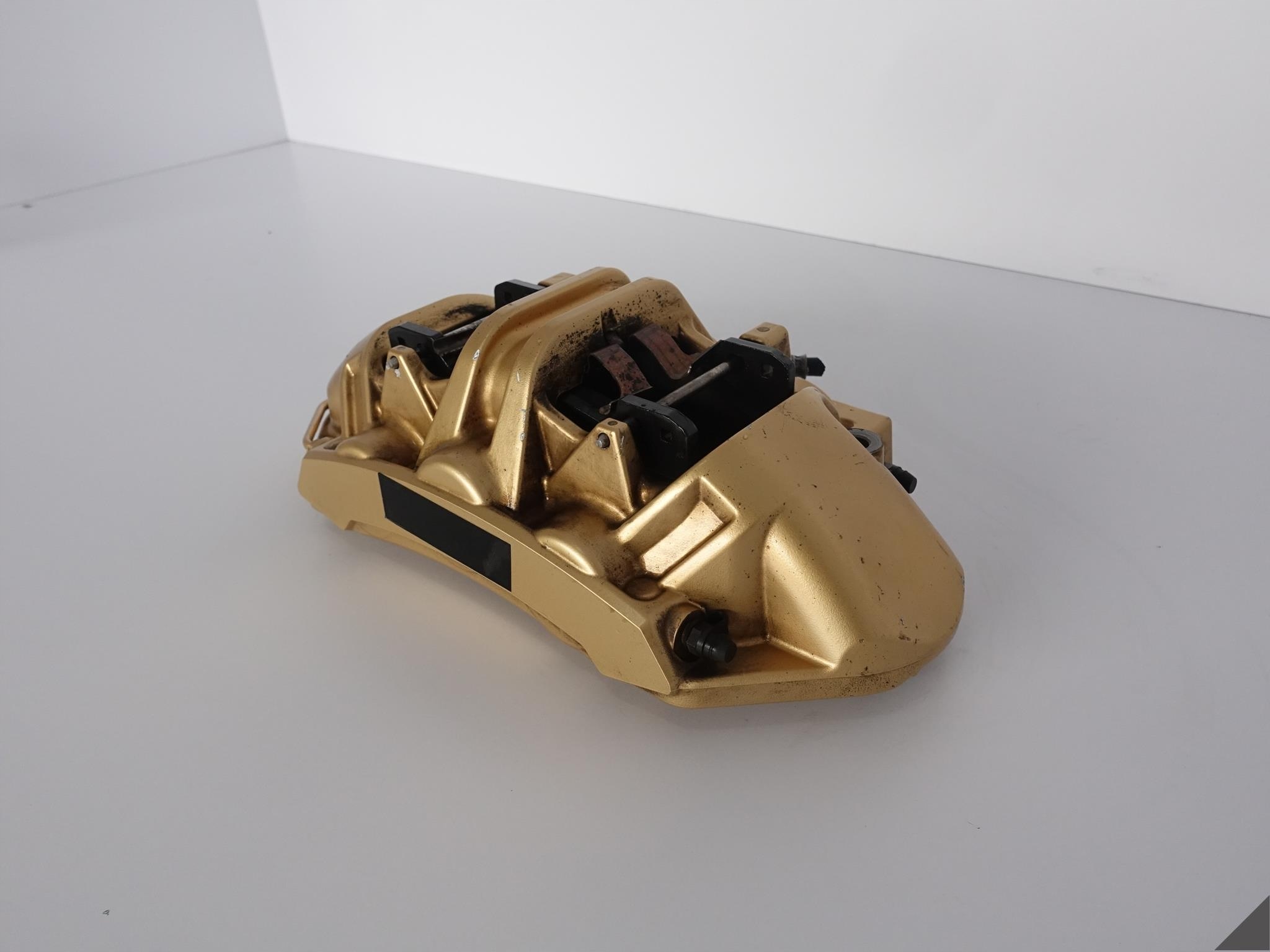 BMW M5 F90 M8 F91 GOLD třmen+plotýnky pravý předek