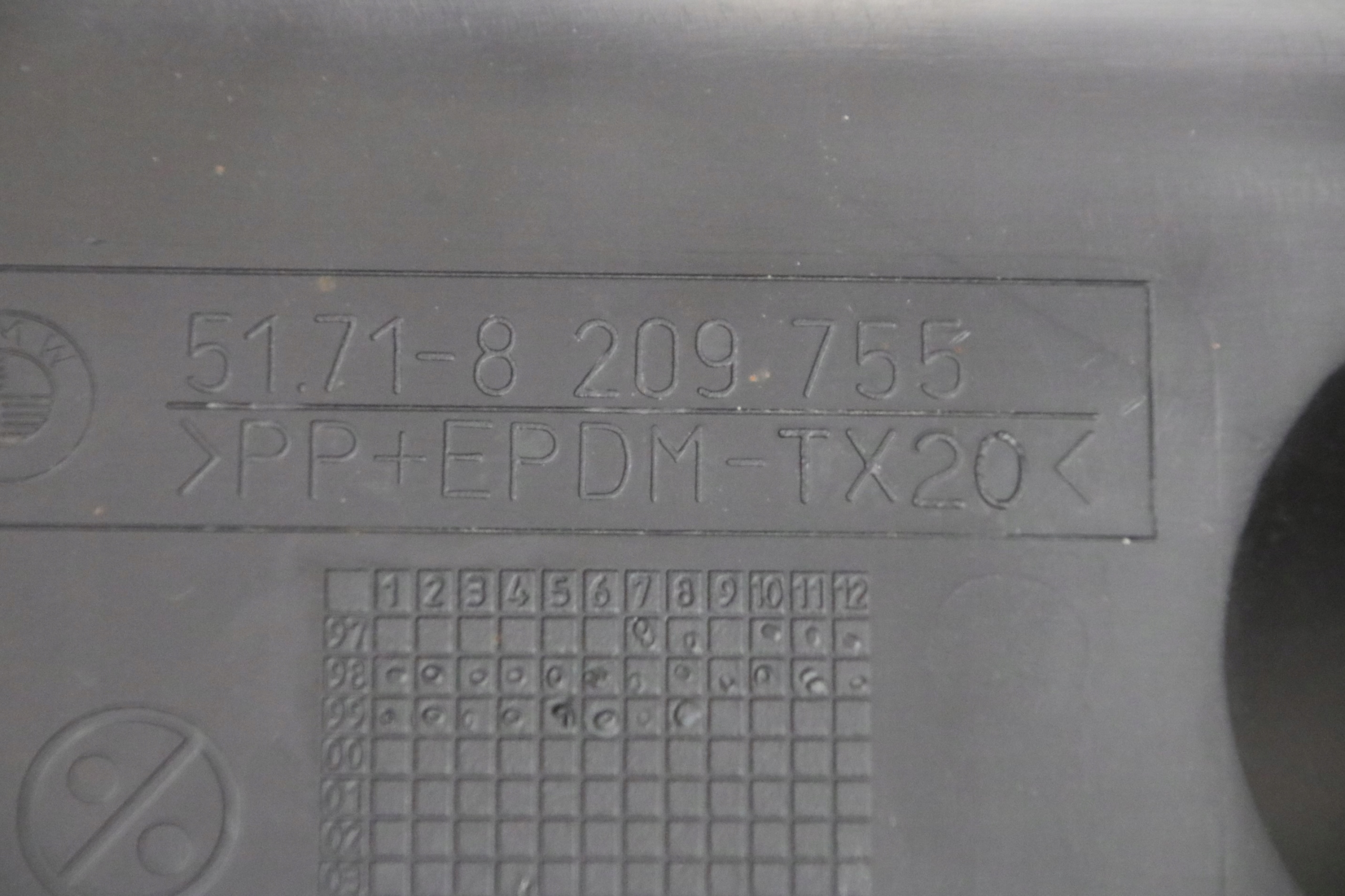 BMW E46 SEDAN KOMBI lišta prahová levá 8209755