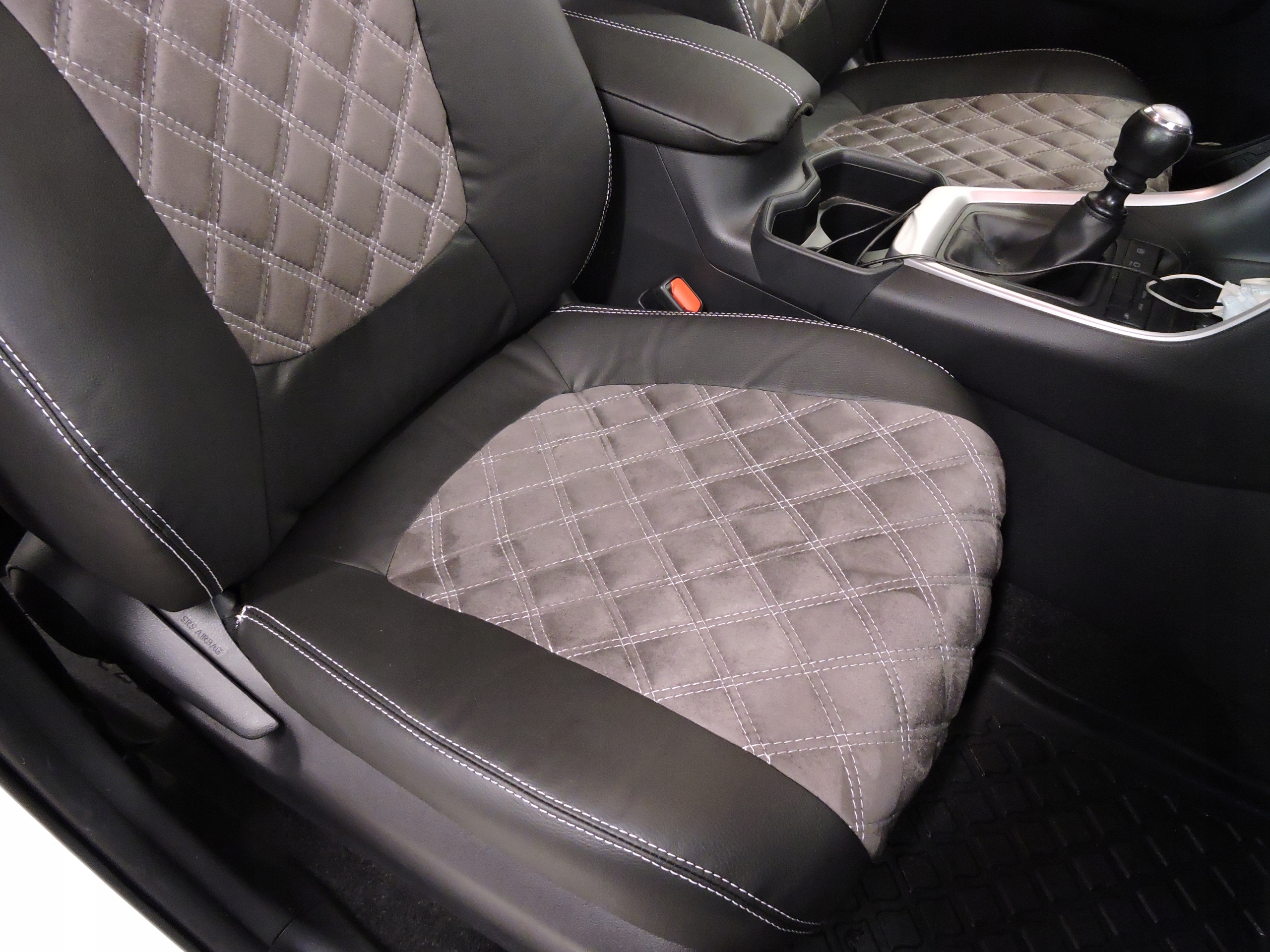 Pokrowce ze skóry i alkantary Toyota Rav4 V Rodzaj Dedykowane