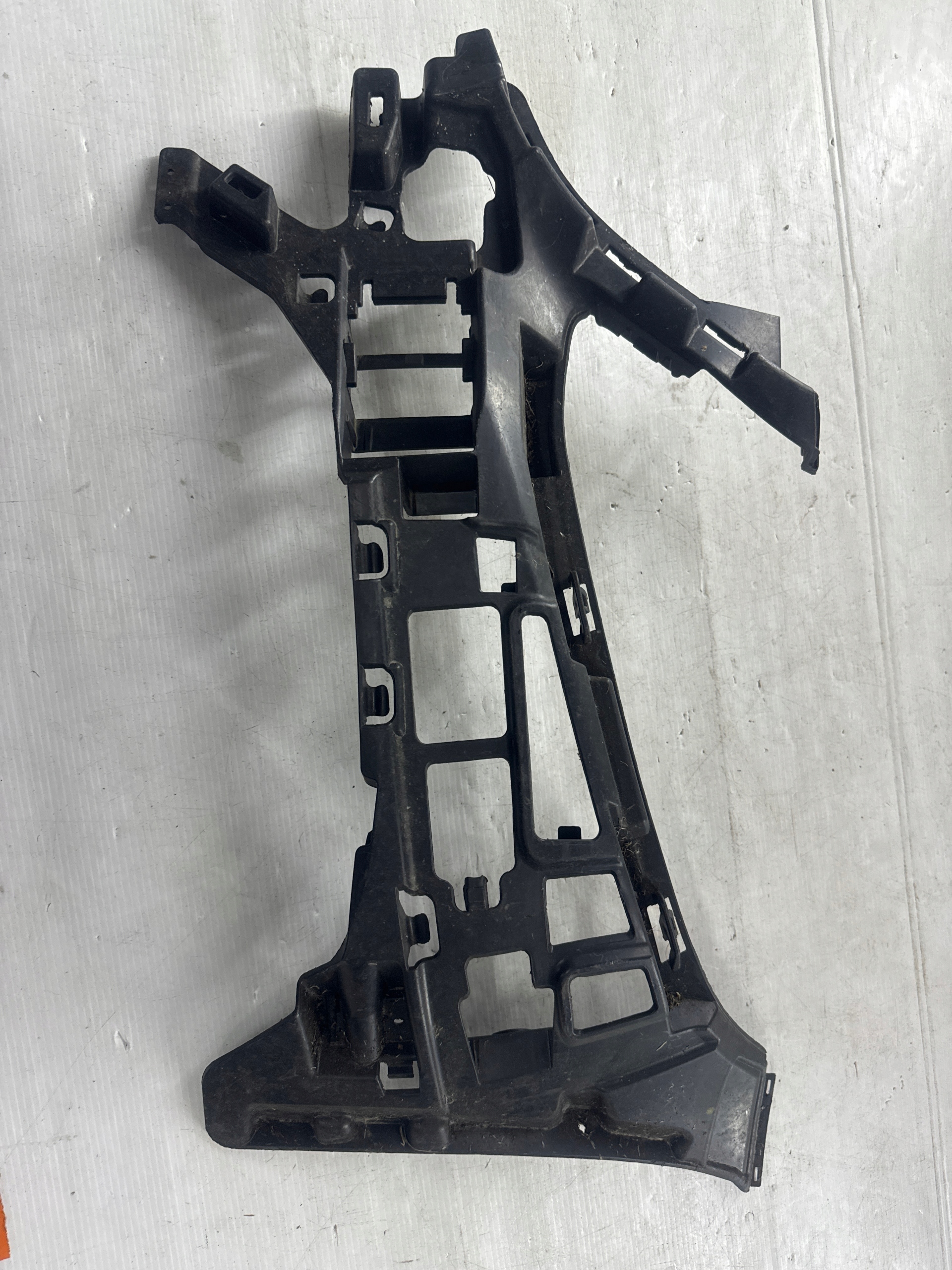 MERCEDES BENZ C-KL W205 14 - MOCOWANIE REFLEKTORA LEWE