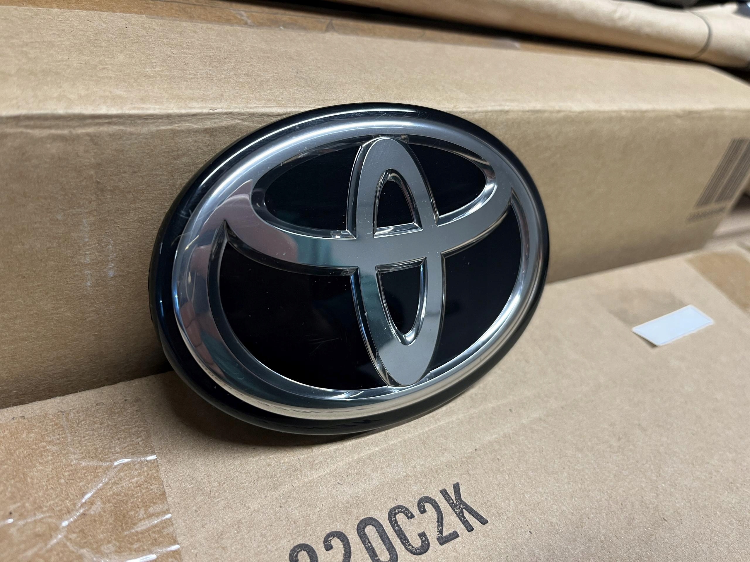 TOYOTA YARIS IV COROLLA GR SPORT EMBLEMAT ZNACZEK 90975-02148 Długość (cm) 13 cm