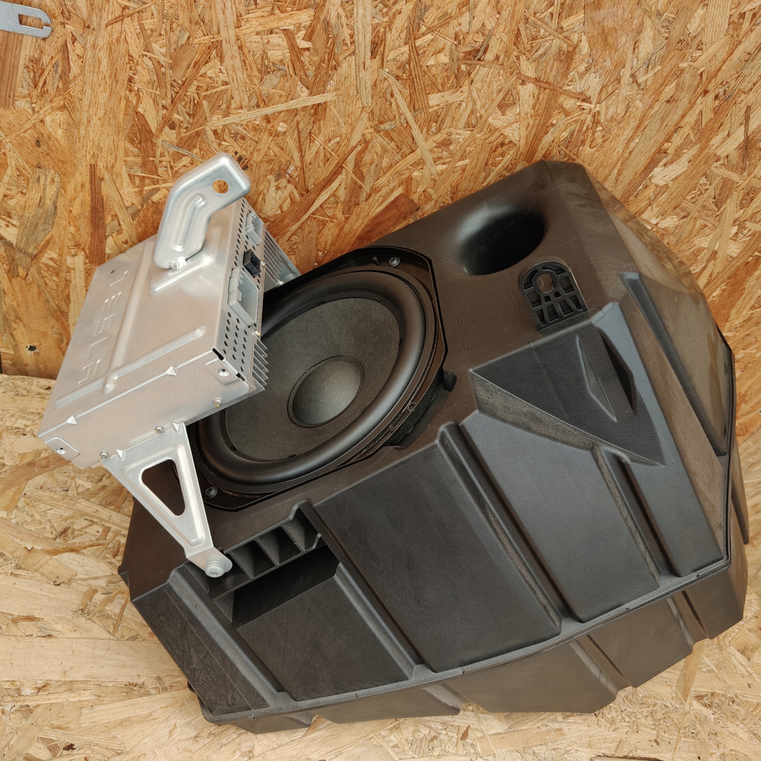 amplifier SUBWOOFER speaker TESLA MODEL 3