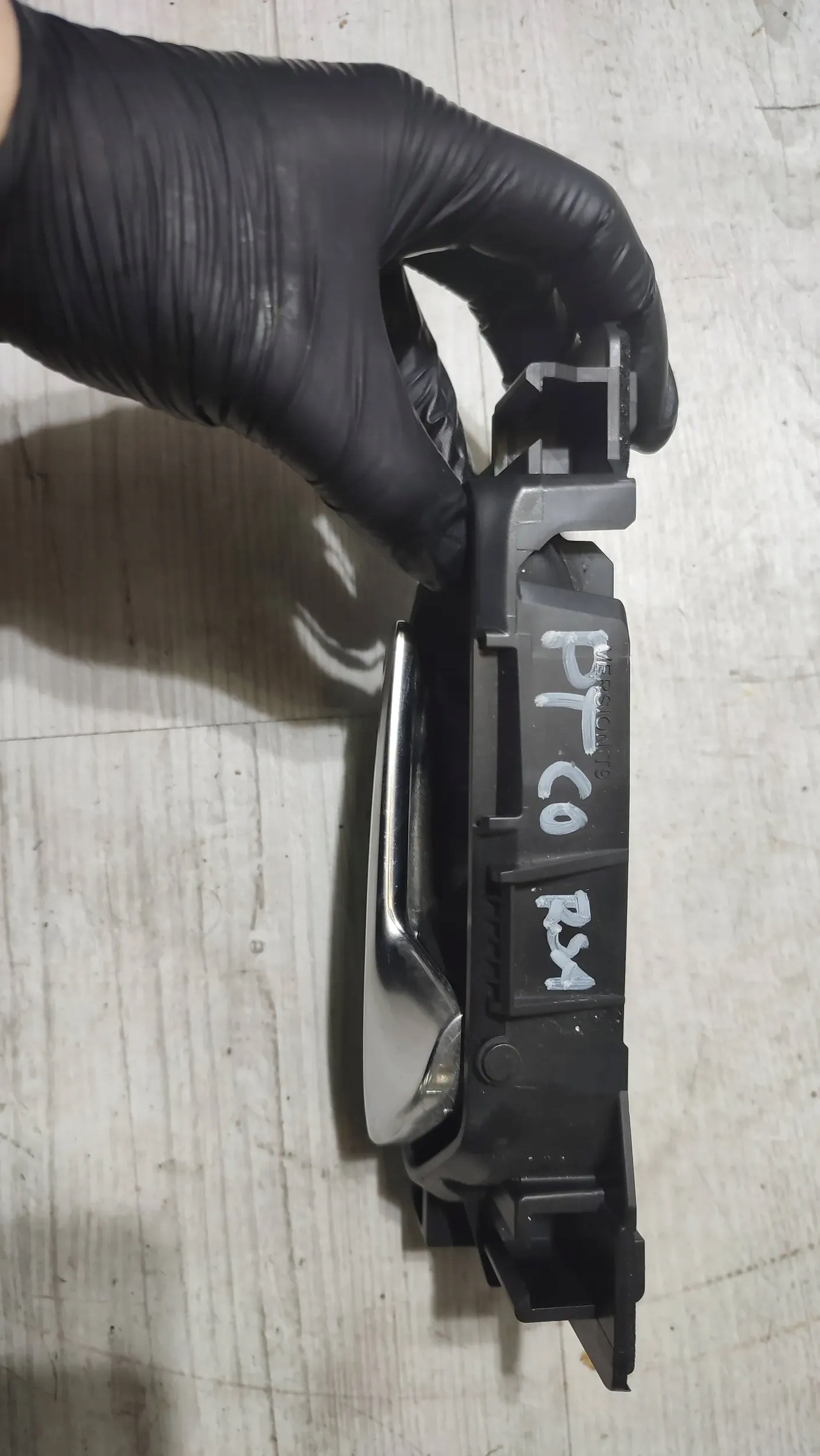 Opel Corsa F 1.2 22r. rear part side right handle inner