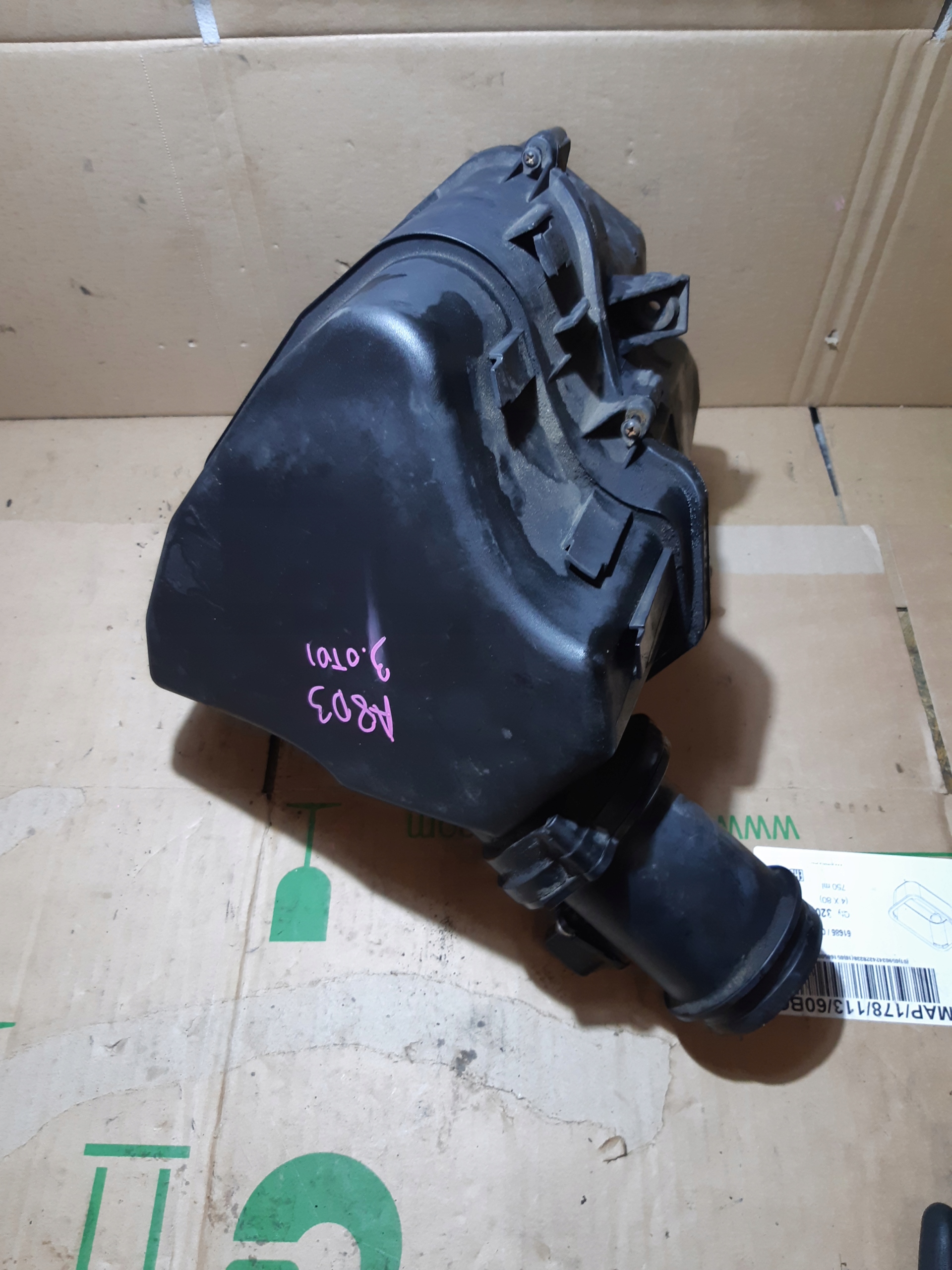 AUDI A8 D3 3.0 TDI cover of a filter, air 059133823E