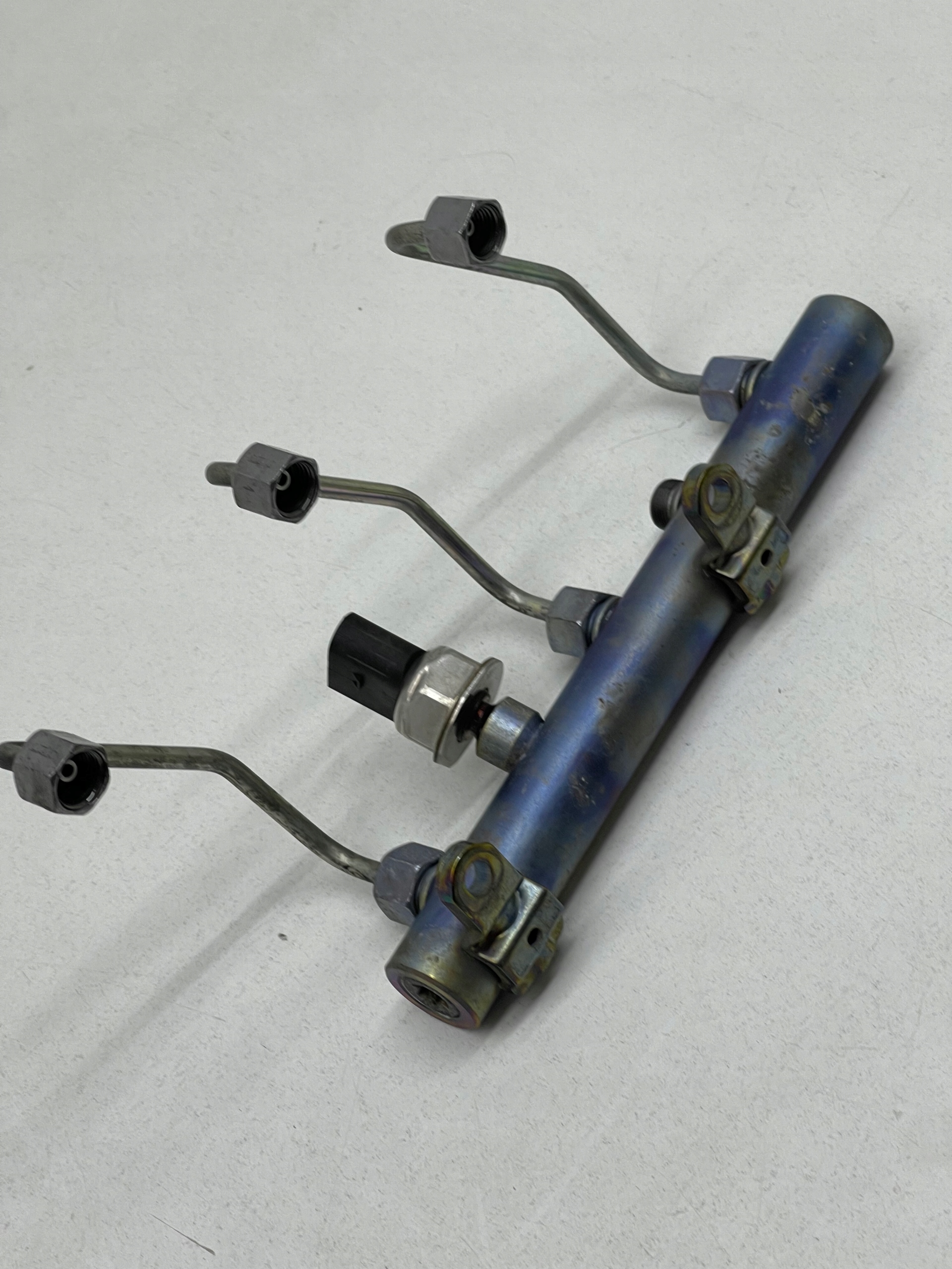 AUDI A5 8T A4 B8 3.0 TDI injection ramp + sensor