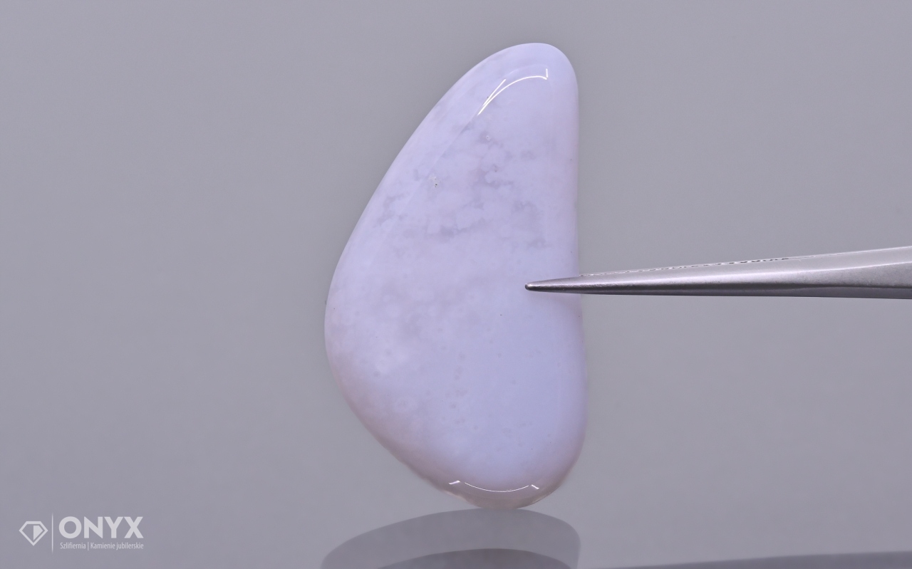 Chalcedon modrá konvexní nepravidelná destička 32,5x18 mm