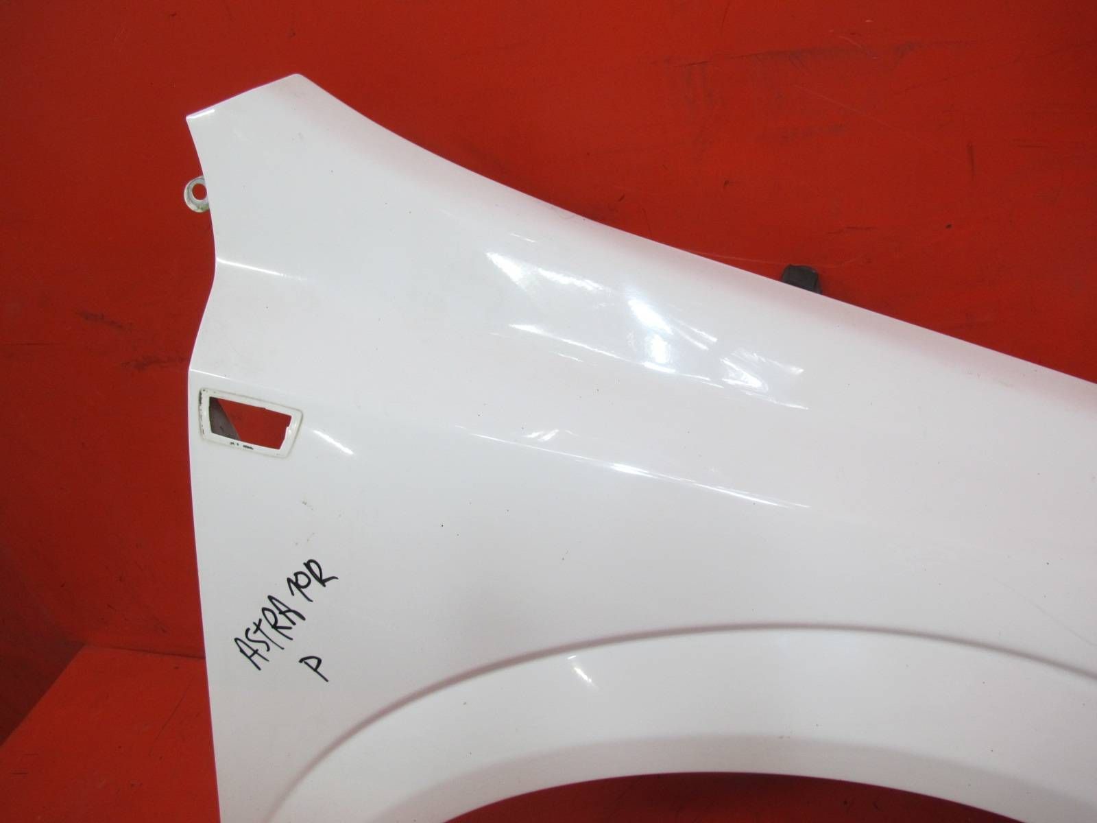 OPEL ASTRA H 3 III (A04) 04- fender front right BIALY Z40R