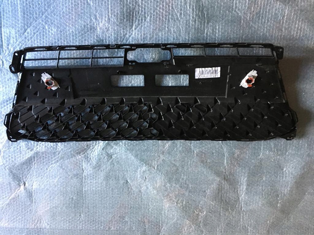 grid of a bumper central front front lower TOYOTA AYGO X 22- PDC