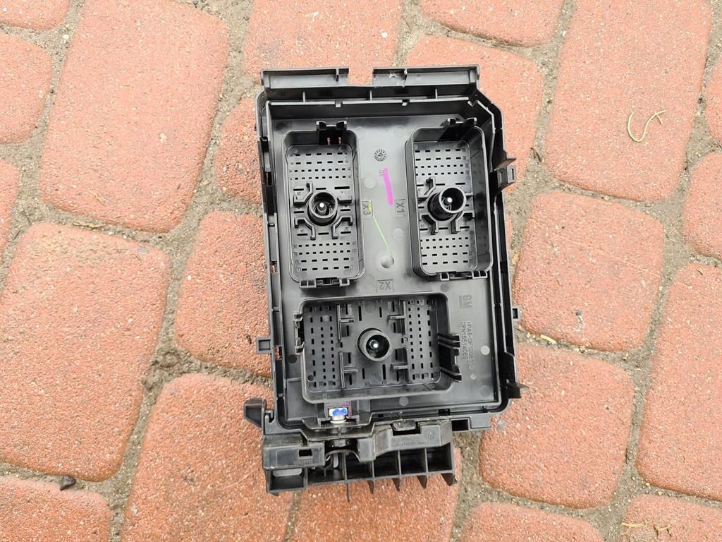 Gehäuse der Sicherungen Opel Astra K V